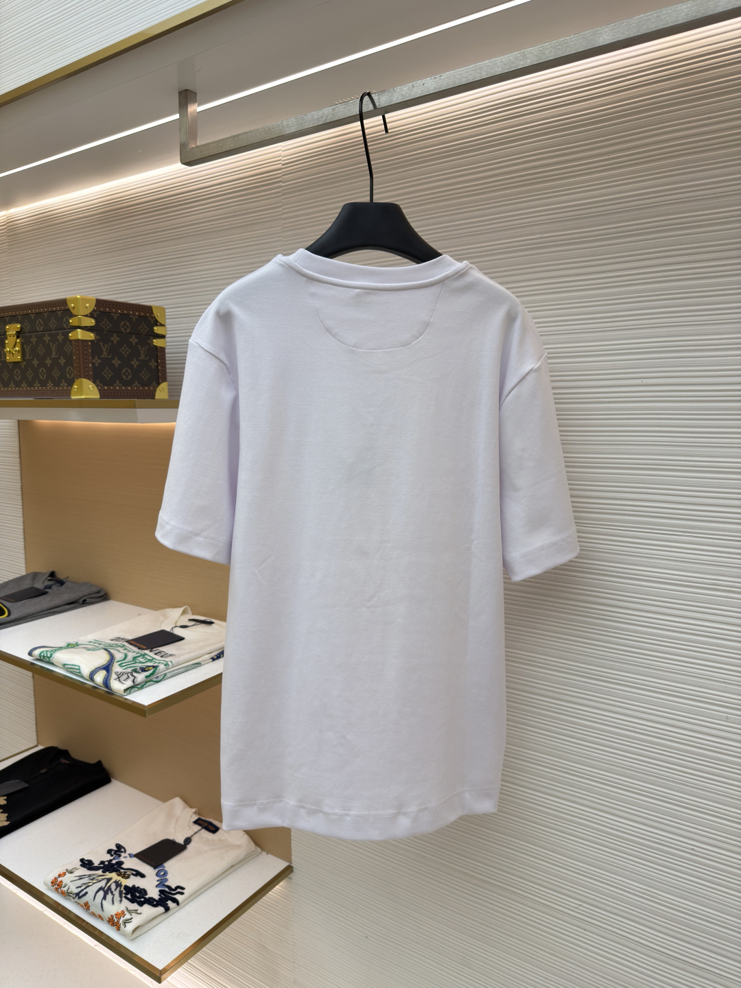 p230 Fendi 米粒刺绣圆领短袖
●原版：5800购入开发
●面料：平纹针织面料
●工艺：刺绣制作
●颜色：白色
●版型：合身版型
●克重：约385克
●尺码：XS-S-M-L
●描述：采用24支双面棉质针织面料，克重为270g/㎡。24支属于中支数，赋予面料适中的厚度和良好的耐用性。双面结构面料正反面质感一致，质地均匀、平整且具有一定的弹性和挺括度。克重属于重磅级别，这确保具有优异的挺括感、垂坠感和抗皱性，成衣廓形饱满不易软塌。指使用平针针法通过高密度、平行排列的直线针脚来填充图案区域。其作用是形成光滑、平整、饱满的绣面，色彩均匀，覆盖力强。通过增加绣线层数在刺绣时使用较粗的绣线实现，使图案明显凸出于面料表面，形成触手可及的浮雕感。整体走线平直细腻，面料舒适柔软，颜色一致无色差 能与同款搭配营造时尚造型，驾驭各种场合，定制辅料，三标齐全，男女同款！