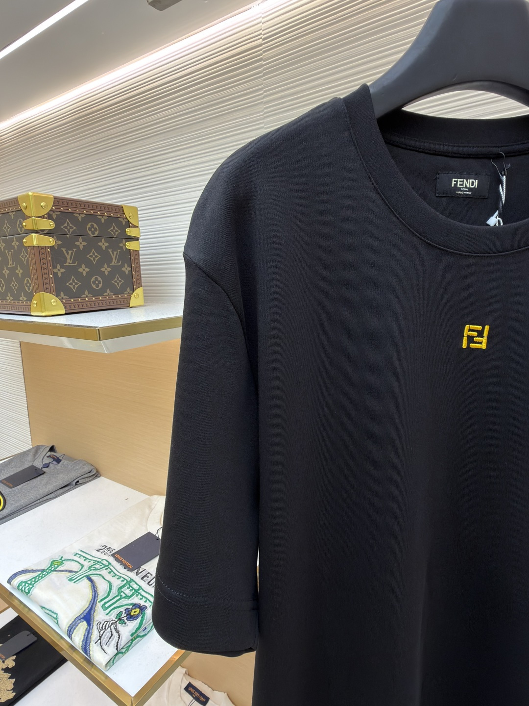 p230 Fendi 米粒刺绣圆领短袖
●原版：5800购入开发
●面料：平纹针织面料
●工艺：刺绣制作
●颜色：黑色
●版型：合身版型
●克重：约380克
●尺码：XS-S-M-L
●描述：采用24支双面棉质针织面料，克重为270g/㎡。24支属于中支数，赋予面料适中的厚度和良好的耐用性。双面结构面料正反面质感一致，质地均匀、平整且具有一定的弹性和挺括度。克重属于重磅级别，这确保具有优异的挺括感、垂坠感和抗皱性，成衣廓形饱满不易软塌。指使用平针针法通过高密度、平行排列的直线针脚来填充图案区域。其作用是形成光滑、平整、饱满的绣面，色彩均匀，覆盖力强。通过增加绣线层数在刺绣时使用较粗的绣线实现，使图案明显凸出于面料表面，形成触手可及的浮雕感。整体走线平直细腻，面料舒适柔软，颜色一致无色差 能与同款搭配营造时尚造型，驾驭各种场合，定制辅料，三标齐全，男女同款！