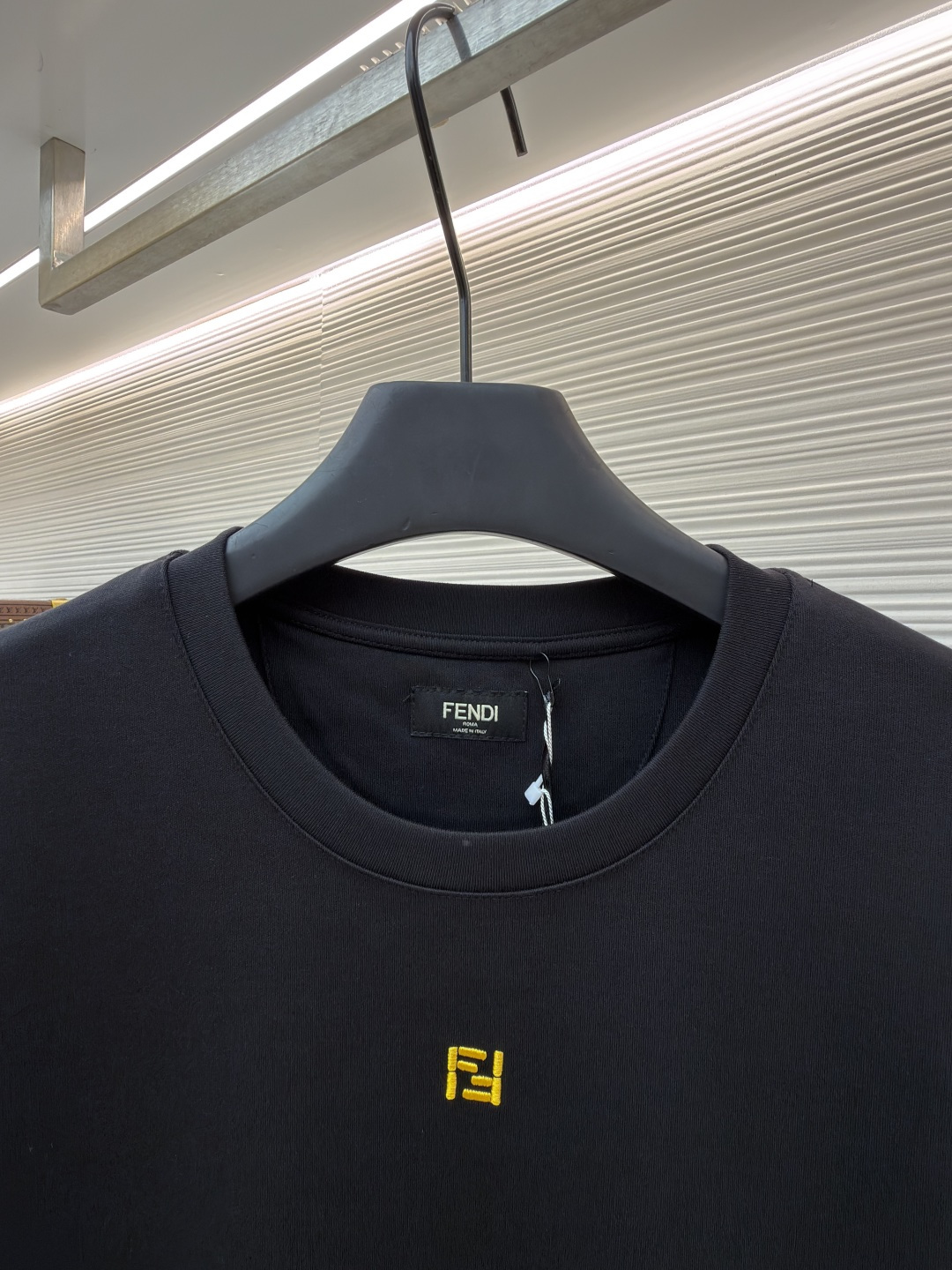 p230 Fendi 米粒刺绣圆领短袖
●原版：5800购入开发
●面料：平纹针织面料
●工艺：刺绣制作
●颜色：黑色
●版型：合身版型
●克重：约380克
●尺码：XS-S-M-L
●描述：采用24支双面棉质针织面料，克重为270g/㎡。24支属于中支数，赋予面料适中的厚度和良好的耐用性。双面结构面料正反面质感一致，质地均匀、平整且具有一定的弹性和挺括度。克重属于重磅级别，这确保具有优异的挺括感、垂坠感和抗皱性，成衣廓形饱满不易软塌。指使用平针针法通过高密度、平行排列的直线针脚来填充图案区域。其作用是形成光滑、平整、饱满的绣面，色彩均匀，覆盖力强。通过增加绣线层数在刺绣时使用较粗的绣线实现，使图案明显凸出于面料表面，形成触手可及的浮雕感。整体走线平直细腻，面料舒适柔软，颜色一致无色差 能与同款搭配营造时尚造型，驾驭各种场合，定制辅料，三标齐全，男女同款！