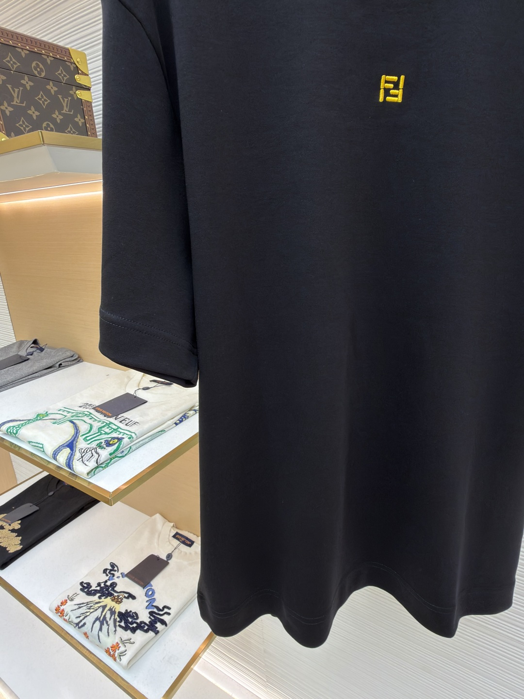 p230 Fendi 米粒刺绣圆领短袖
●原版：5800购入开发
●面料：平纹针织面料
●工艺：刺绣制作
●颜色：黑色
●版型：合身版型
●克重：约380克
●尺码：XS-S-M-L
●描述：采用24支双面棉质针织面料，克重为270g/㎡。24支属于中支数，赋予面料适中的厚度和良好的耐用性。双面结构面料正反面质感一致，质地均匀、平整且具有一定的弹性和挺括度。克重属于重磅级别，这确保具有优异的挺括感、垂坠感和抗皱性，成衣廓形饱满不易软塌。指使用平针针法通过高密度、平行排列的直线针脚来填充图案区域。其作用是形成光滑、平整、饱满的绣面，色彩均匀，覆盖力强。通过增加绣线层数在刺绣时使用较粗的绣线实现，使图案明显凸出于面料表面，形成触手可及的浮雕感。整体走线平直细腻，面料舒适柔软，颜色一致无色差 能与同款搭配营造时尚造型，驾驭各种场合，定制辅料，三标齐全，男女同款！