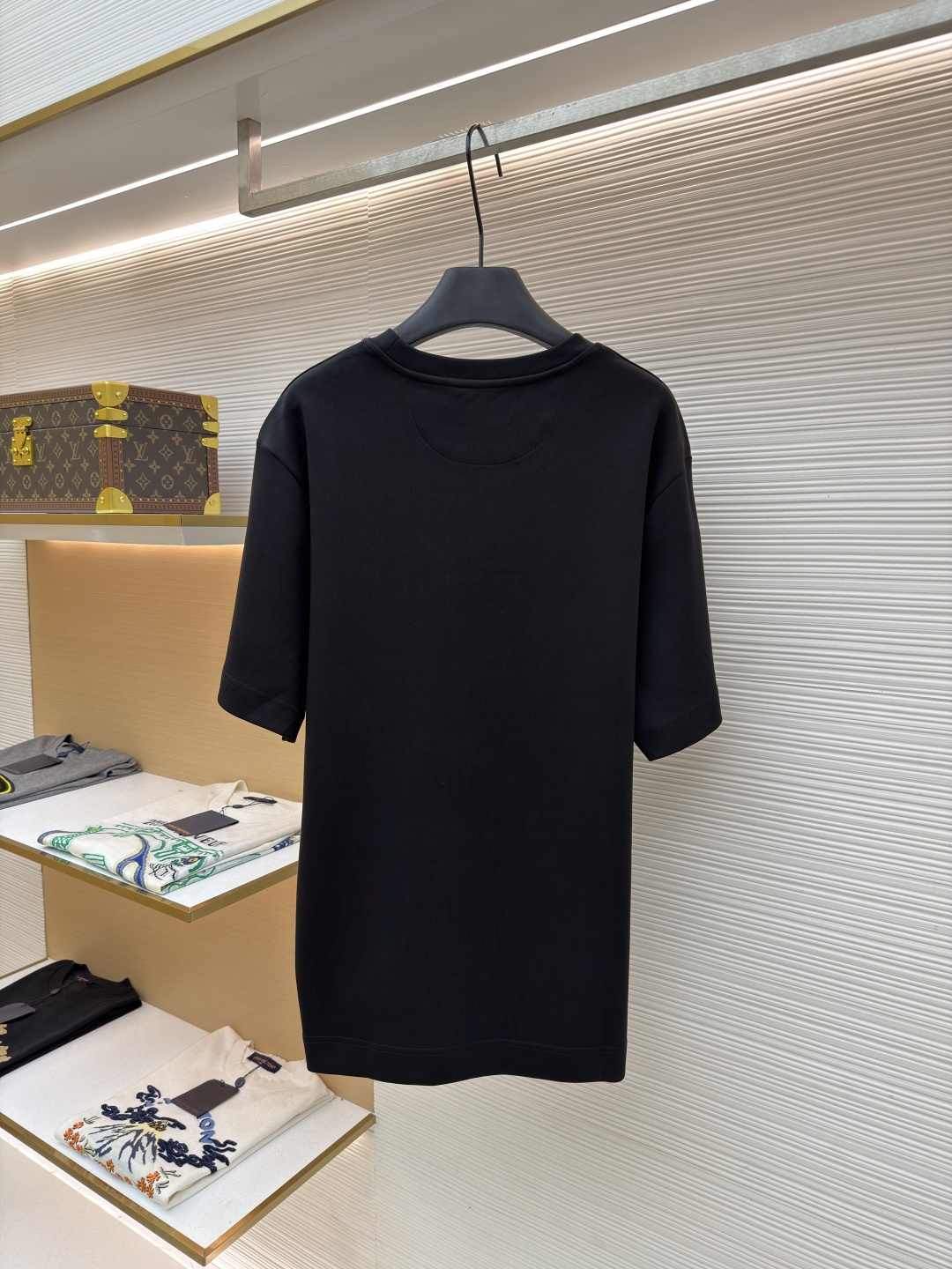 p230 Fendi 米粒刺绣圆领短袖
●原版：5800购入开发
●面料：平纹针织面料
●工艺：刺绣制作
●颜色：黑色
●版型：合身版型
●克重：约380克
●尺码：XS-S-M-L
●描述：采用24支双面棉质针织面料，克重为270g/㎡。24支属于中支数，赋予面料适中的厚度和良好的耐用性。双面结构面料正反面质感一致，质地均匀、平整且具有一定的弹性和挺括度。克重属于重磅级别，这确保具有优异的挺括感、垂坠感和抗皱性，成衣廓形饱满不易软塌。指使用平针针法通过高密度、平行排列的直线针脚来填充图案区域。其作用是形成光滑、平整、饱满的绣面，色彩均匀，覆盖力强。通过增加绣线层数在刺绣时使用较粗的绣线实现，使图案明显凸出于面料表面，形成触手可及的浮雕感。整体走线平直细腻，面料舒适柔软，颜色一致无色差 能与同款搭配营造时尚造型，驾驭各种场合，定制辅料，三标齐全，男女同款！