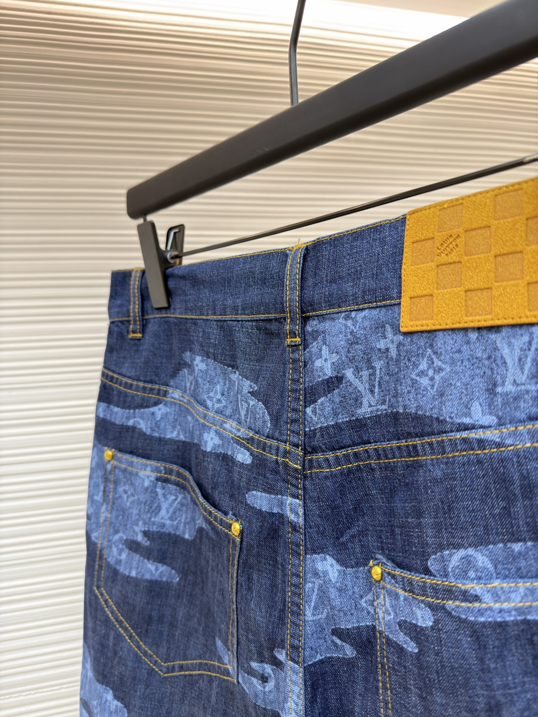 p355 LOUIS VUITTON 青年布短裤
●原版：12000购入开发
●面料：莱赛尔纤维牛仔布面料
●工艺：定位裁床制作
●颜色：蓝色
●版型：合身版型
●克重：约265克
●尺码：S-M-L-XL
●描述：这款路易威登青年布短裤采用重磅青年布面料，经成衣洗褪工艺处理，形成自然的做旧纹理与柔软触感，色牢度达4级以上，久洗不易褪色变形；面料兼具牛仔的挺括感与棉布的透气性，适合夏季穿着。短裤采用定位裁床工艺，精准对齐迷彩图案纹理，确保左右裤身花纹对称协调；腰头搭配定制工字扣与隐形袢带，提升穿着稳固性；侧缝与裆部采用双线加固缝制，针脚细密均匀，增强耐穿性；裤脚做自然毛边处理，保留复古质感。成衣经过整烫定型、线头修剪等多道后整理工序，版型宽松有度，适配日常休闲、户外出行等场景，兼具品牌辨识度与实穿性。整体走线平直细腻，面料舒适柔软，颜色一致无色差 能与同款搭配营造时尚造型，驾驭各种场合，定制辅料，三标齐全，男女同款！