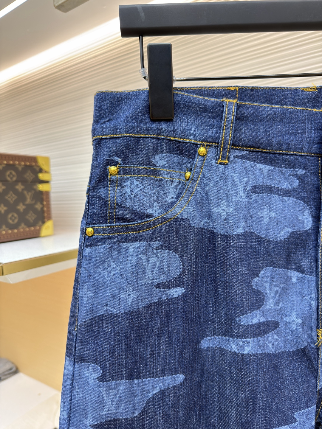 p355 LOUIS VUITTON 青年布短裤
●原版：12000购入开发
●面料：莱赛尔纤维牛仔布面料
●工艺：定位裁床制作
●颜色：蓝色
●版型：合身版型
●克重：约265克
●尺码：S-M-L-XL
●描述：这款路易威登青年布短裤采用重磅青年布面料，经成衣洗褪工艺处理，形成自然的做旧纹理与柔软触感，色牢度达4级以上，久洗不易褪色变形；面料兼具牛仔的挺括感与棉布的透气性，适合夏季穿着。短裤采用定位裁床工艺，精准对齐迷彩图案纹理，确保左右裤身花纹对称协调；腰头搭配定制工字扣与隐形袢带，提升穿着稳固性；侧缝与裆部采用双线加固缝制，针脚细密均匀，增强耐穿性；裤脚做自然毛边处理，保留复古质感。成衣经过整烫定型、线头修剪等多道后整理工序，版型宽松有度，适配日常休闲、户外出行等场景，兼具品牌辨识度与实穿性。整体走线平直细腻，面料舒适柔软，颜色一致无色差 能与同款搭配营造时尚造型，驾驭各种场合，定制辅料，三标齐全，男女同款！