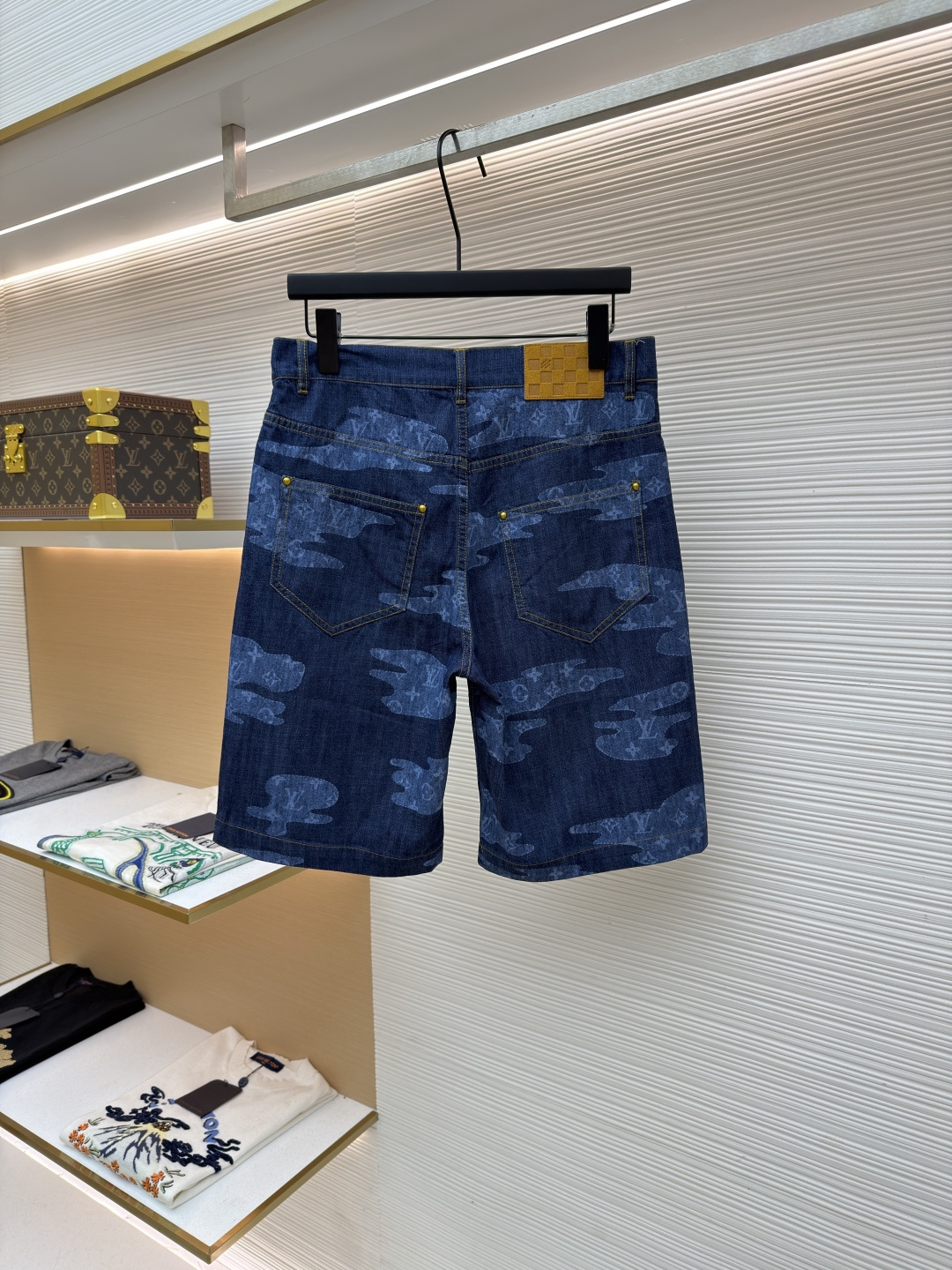 p355 LOUIS VUITTON 青年布短裤
●原版：12000购入开发
●面料：莱赛尔纤维牛仔布面料
●工艺：定位裁床制作
●颜色：蓝色
●版型：合身版型
●克重：约265克
●尺码：S-M-L-XL
●描述：这款路易威登青年布短裤采用重磅青年布面料，经成衣洗褪工艺处理，形成自然的做旧纹理与柔软触感，色牢度达4级以上，久洗不易褪色变形；面料兼具牛仔的挺括感与棉布的透气性，适合夏季穿着。短裤采用定位裁床工艺，精准对齐迷彩图案纹理，确保左右裤身花纹对称协调；腰头搭配定制工字扣与隐形袢带，提升穿着稳固性；侧缝与裆部采用双线加固缝制，针脚细密均匀，增强耐穿性；裤脚做自然毛边处理，保留复古质感。成衣经过整烫定型、线头修剪等多道后整理工序，版型宽松有度，适配日常休闲、户外出行等场景，兼具品牌辨识度与实穿性。整体走线平直细腻，面料舒适柔软，颜色一致无色差 能与同款搭配营造时尚造型，驾驭各种场合，定制辅料，三标齐全，男女同款！