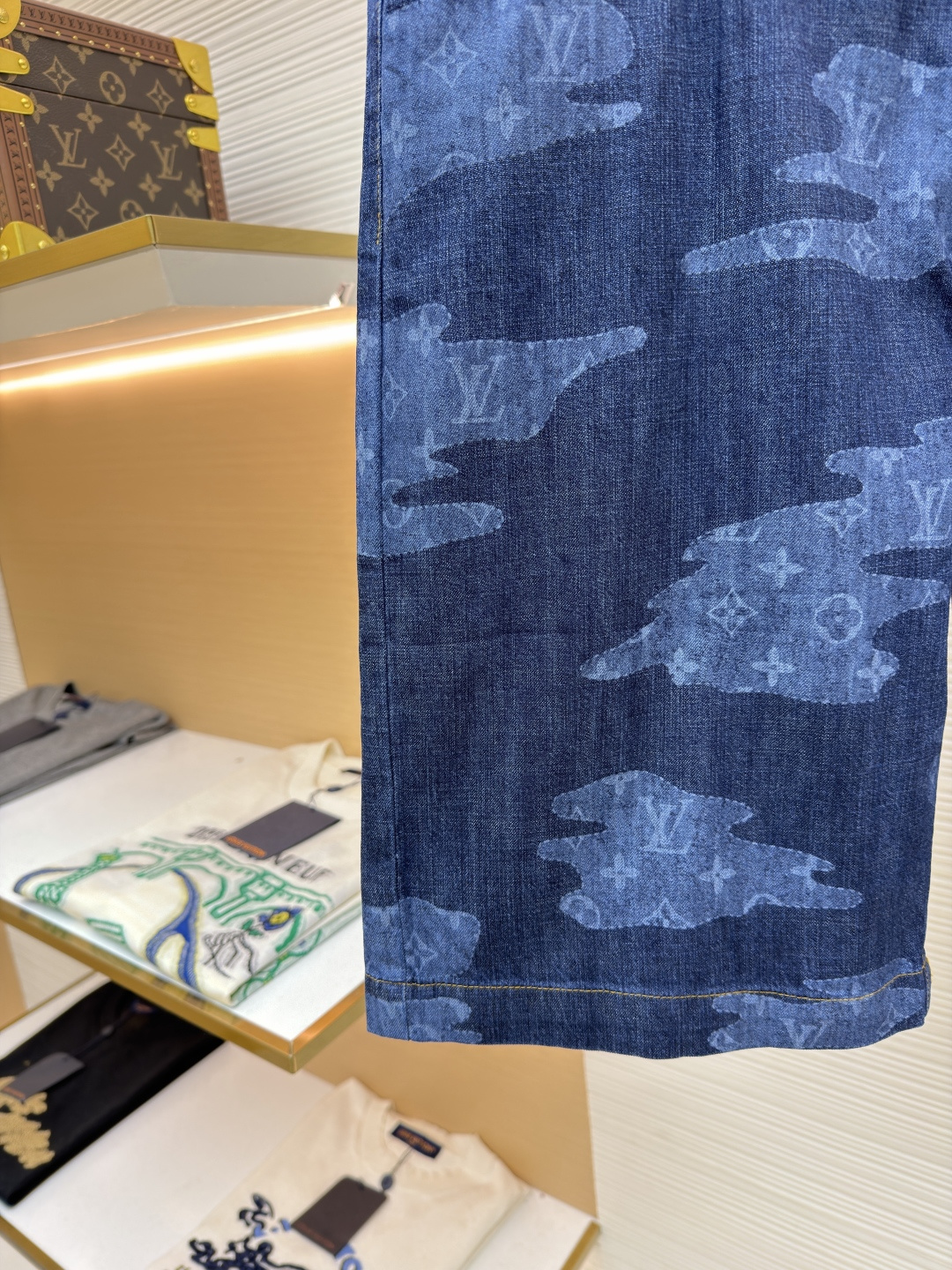 p355 LOUIS VUITTON 青年布短裤
●原版：12000购入开发
●面料：莱赛尔纤维牛仔布面料
●工艺：定位裁床制作
●颜色：蓝色
●版型：合身版型
●克重：约265克
●尺码：S-M-L-XL
●描述：这款路易威登青年布短裤采用重磅青年布面料，经成衣洗褪工艺处理，形成自然的做旧纹理与柔软触感，色牢度达4级以上，久洗不易褪色变形；面料兼具牛仔的挺括感与棉布的透气性，适合夏季穿着。短裤采用定位裁床工艺，精准对齐迷彩图案纹理，确保左右裤身花纹对称协调；腰头搭配定制工字扣与隐形袢带，提升穿着稳固性；侧缝与裆部采用双线加固缝制，针脚细密均匀，增强耐穿性；裤脚做自然毛边处理，保留复古质感。成衣经过整烫定型、线头修剪等多道后整理工序，版型宽松有度，适配日常休闲、户外出行等场景，兼具品牌辨识度与实穿性。整体走线平直细腻，面料舒适柔软，颜色一致无色差 能与同款搭配营造时尚造型，驾驭各种场合，定制辅料，三标齐全，男女同款！