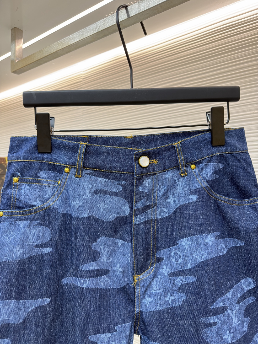 p355 LOUIS VUITTON 青年布短裤
●原版：12000购入开发
●面料：莱赛尔纤维牛仔布面料
●工艺：定位裁床制作
●颜色：蓝色
●版型：合身版型
●克重：约265克
●尺码：S-M-L-XL
●描述：这款路易威登青年布短裤采用重磅青年布面料，经成衣洗褪工艺处理，形成自然的做旧纹理与柔软触感，色牢度达4级以上，久洗不易褪色变形；面料兼具牛仔的挺括感与棉布的透气性，适合夏季穿着。短裤采用定位裁床工艺，精准对齐迷彩图案纹理，确保左右裤身花纹对称协调；腰头搭配定制工字扣与隐形袢带，提升穿着稳固性；侧缝与裆部采用双线加固缝制，针脚细密均匀，增强耐穿性；裤脚做自然毛边处理，保留复古质感。成衣经过整烫定型、线头修剪等多道后整理工序，版型宽松有度，适配日常休闲、户外出行等场景，兼具品牌辨识度与实穿性。整体走线平直细腻，面料舒适柔软，颜色一致无色差 能与同款搭配营造时尚造型，驾驭各种场合，定制辅料，三标齐全，男女同款！