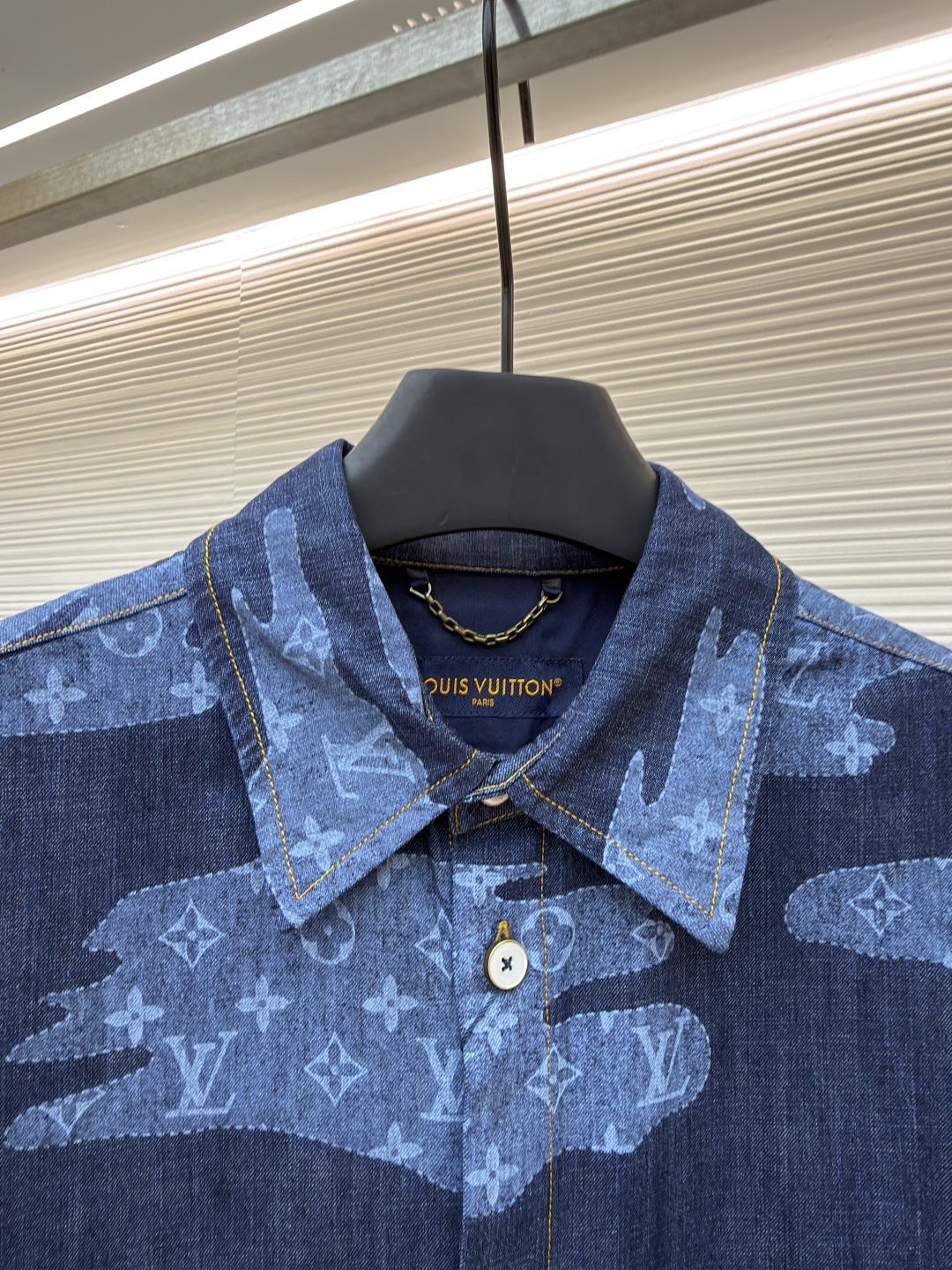 p365 LOUIS VUITTON  短袖青年布衬衫
●原版：13900购入开发
●面料：莱赛尔纤维牛仔布面料
●工艺：定位裁床制作
●颜色：蓝色
●版型：合身版型
●克重：约385克
●尺码：S-M-L-XL
●描述：这款路易威登短袖青年布衬衫采用重磅青年布面料，经成衣洗褪工艺处理，形成自然做旧纹理与柔软触感，色牢度达4级以上，久洗不易褪色变形，面料兼具牛仔挺括感与棉布透气性，适配多季节穿着。衬衫采用定位裁床工艺，精准对齐迷彩老花图案，确保左右衣身花纹对称协调；领部采用加固包边工艺，搭配定制天然贝壳扣，提升穿着稳固性与质感；侧缝与肩线采用双线缝制，针脚细密均匀，增强耐穿性；袖口做平缝锁边处理，保留利落版型。成衣经过整烫定型、线头修剪等多道后整理工序，版型宽松有度，适配日常通勤、休闲出游等场景，兼具品牌辨识度与实穿性。整体走线平直细腻，面料舒适柔软，颜色一致无色差 能与同款搭配营造时尚造型，驾驭各种场合，定制辅料，三标齐全，男女同款！