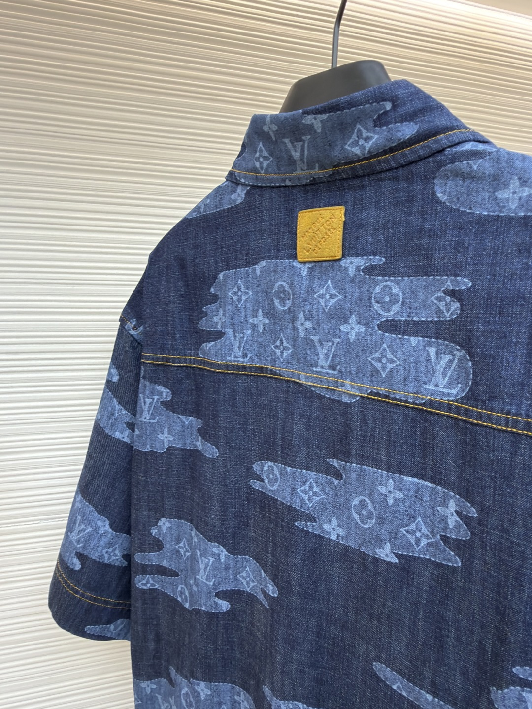 p365 LOUIS VUITTON  短袖青年布衬衫
●原版：13900购入开发
●面料：莱赛尔纤维牛仔布面料
●工艺：定位裁床制作
●颜色：蓝色
●版型：合身版型
●克重：约385克
●尺码：S-M-L-XL
●描述：这款路易威登短袖青年布衬衫采用重磅青年布面料，经成衣洗褪工艺处理，形成自然做旧纹理与柔软触感，色牢度达4级以上，久洗不易褪色变形，面料兼具牛仔挺括感与棉布透气性，适配多季节穿着。衬衫采用定位裁床工艺，精准对齐迷彩老花图案，确保左右衣身花纹对称协调；领部采用加固包边工艺，搭配定制天然贝壳扣，提升穿着稳固性与质感；侧缝与肩线采用双线缝制，针脚细密均匀，增强耐穿性；袖口做平缝锁边处理，保留利落版型。成衣经过整烫定型、线头修剪等多道后整理工序，版型宽松有度，适配日常通勤、休闲出游等场景，兼具品牌辨识度与实穿性。整体走线平直细腻，面料舒适柔软，颜色一致无色差 能与同款搭配营造时尚造型，驾驭各种场合，定制辅料，三标齐全，男女同款！