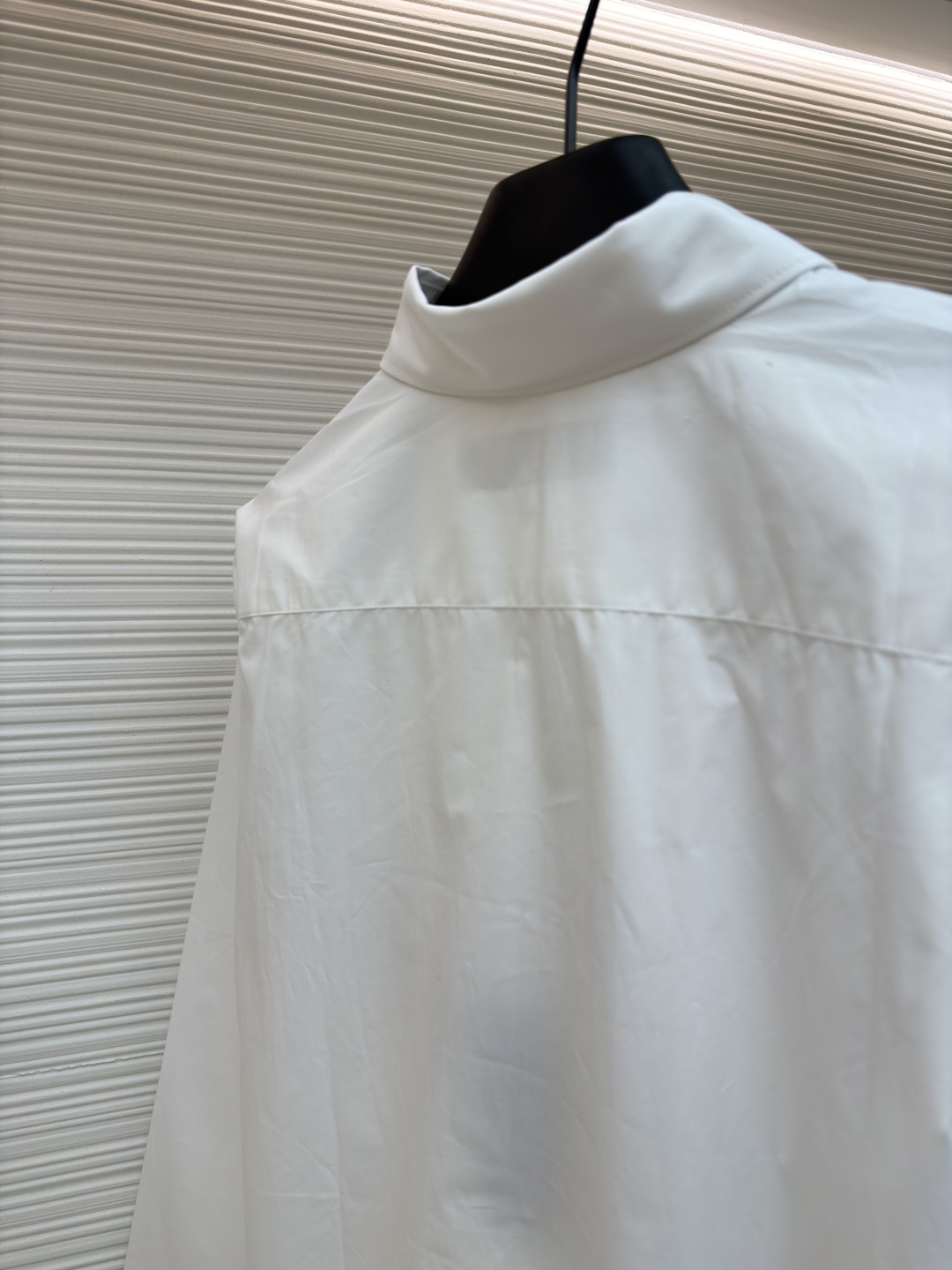 p365 LOUIS VUITTON 缎纹绣衬衫
●原版：10400购入开发
●面料：全棉面料
●工艺：刺绣制作
●颜色：白色
●版型：合身版型
●克重：约290克
●尺码：XS-S-M-L
●描述：本款由棉质府绸剪裁的挺括衬衫，因2026年春夏秀场的IVLegacy标识而更显精致。灵感源自路易威登个性化行李箱的历史，胸前口袋处印有模拟手绘效果的对比色LV.M.字母。本款多功能单品可搭配正式与日常造型。整体走线平直细腻，面料舒适柔软，颜色一致无色差 能与同款搭配营造时尚造型，驾驭各种场合，定制辅料，三标齐全，男女同款！