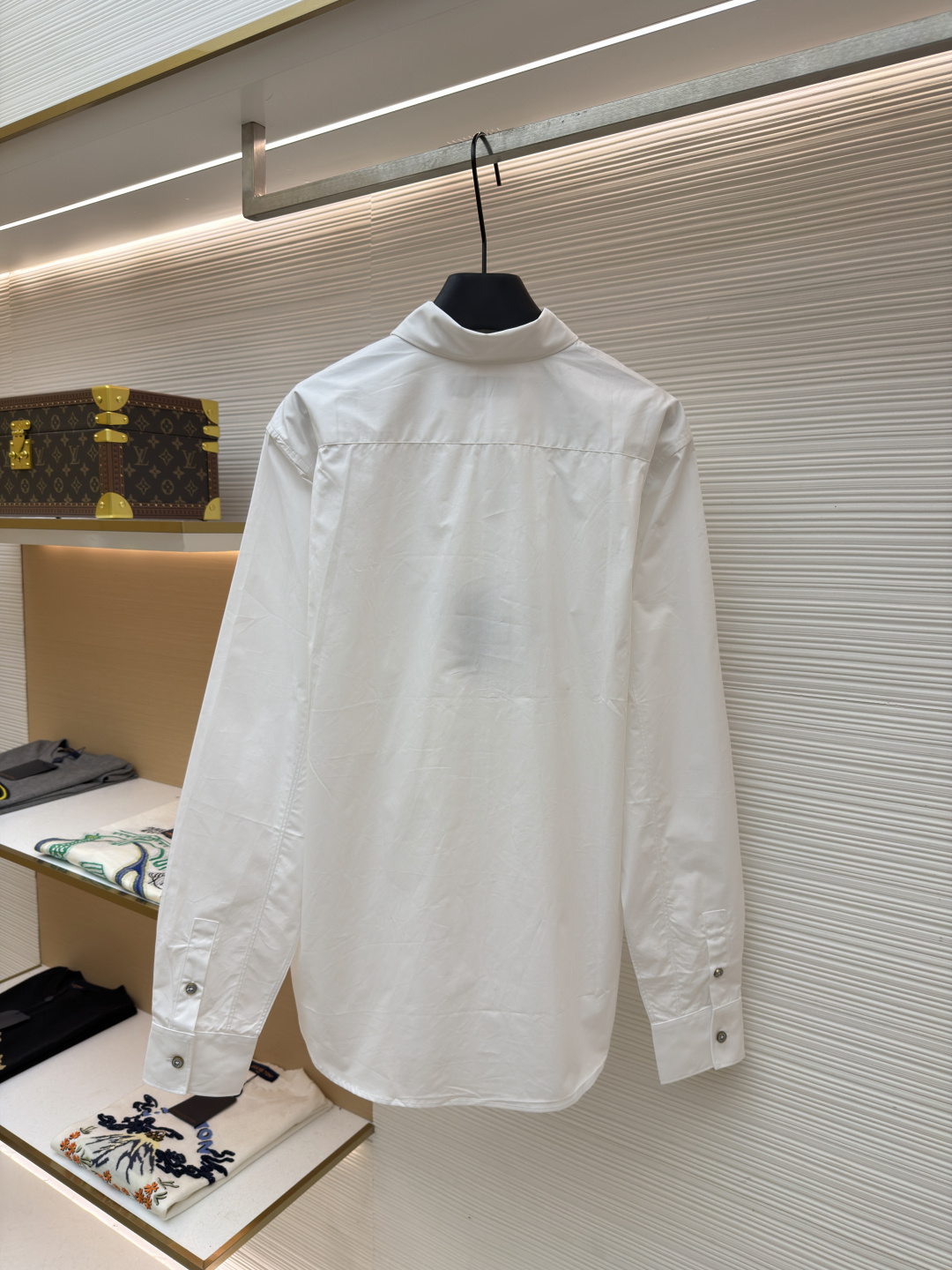 p365 LOUIS VUITTON 缎纹绣衬衫
●原版：10400购入开发
●面料：全棉面料
●工艺：刺绣制作
●颜色：白色
●版型：合身版型
●克重：约290克
●尺码：XS-S-M-L
●描述：本款由棉质府绸剪裁的挺括衬衫，因2026年春夏秀场的IVLegacy标识而更显精致。灵感源自路易威登个性化行李箱的历史，胸前口袋处印有模拟手绘效果的对比色LV.M.字母。本款多功能单品可搭配正式与日常造型。整体走线平直细腻，面料舒适柔软，颜色一致无色差 能与同款搭配营造时尚造型，驾驭各种场合，定制辅料，三标齐全，男女同款！