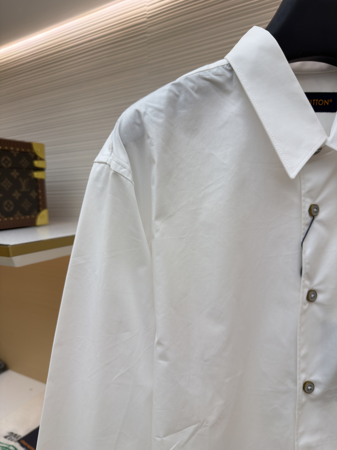 p365 LOUIS VUITTON 缎纹绣衬衫
●原版：10400购入开发
●面料：全棉面料
●工艺：刺绣制作
●颜色：白色
●版型：合身版型
●克重：约290克
●尺码：XS-S-M-L
●描述：本款由棉质府绸剪裁的挺括衬衫，因2026年春夏秀场的IVLegacy标识而更显精致。灵感源自路易威登个性化行李箱的历史，胸前口袋处印有模拟手绘效果的对比色LV.M.字母。本款多功能单品可搭配正式与日常造型。整体走线平直细腻，面料舒适柔软，颜色一致无色差 能与同款搭配营造时尚造型，驾驭各种场合，定制辅料，三标齐全，男女同款！