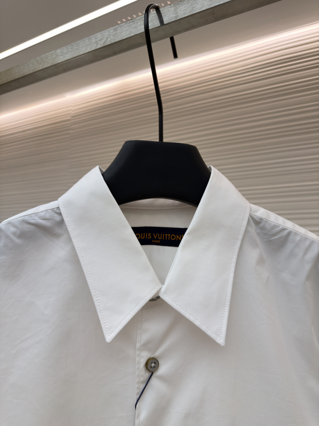 p365 LOUIS VUITTON 缎纹绣衬衫
●原版：10400购入开发
●面料：全棉面料
●工艺：刺绣制作
●颜色：白色
●版型：合身版型
●克重：约290克
●尺码：XS-S-M-L
●描述：本款由棉质府绸剪裁的挺括衬衫，因2026年春夏秀场的IVLegacy标识而更显精致。灵感源自路易威登个性化行李箱的历史，胸前口袋处印有模拟手绘效果的对比色LV.M.字母。本款多功能单品可搭配正式与日常造型。整体走线平直细腻，面料舒适柔软，颜色一致无色差 能与同款搭配营造时尚造型，驾驭各种场合，定制辅料，三标齐全，男女同款！