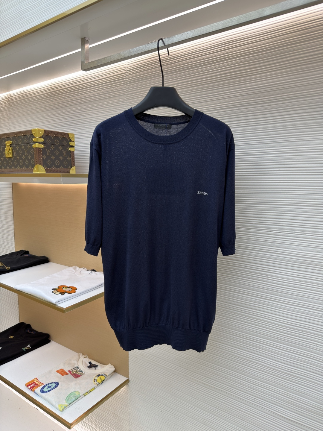 NO:868765,.Prada Jacquard short-sleeved sweater ●Original purchase and development for 9450 ●Fabric: cloud satin tencel cotton fabric ●Jacquard craftsmanship ●Color navy blue ●Fit-fitting version ●Weight approximately 155 grams ●Size 48-50-52-54 ●Description: Custom-woven cloud satin tencel cotton Tightly textured, delicate and solid, blended with low saturated tones of navy blue  It seems that the tranquility of the deep sea and the texture of the rock are condensed into the body. The Prada intarsia logo is cleverly embellished on the chest. It is low-key and powerful. The shimmer of the embroidery thread exudes relaxation and casualness. It interprets Prada's minimalist aesthetics and exquisite texture. No need to be ostentatious. People who understand can naturally understand this fine jacquard structure imported from Germany. Precisely control the arrangement and interweaving of yarns. Carefully interweave the Prada logo jacquard art pattern inlay on the loom.  Fabrics are more vivid and three-dimensional. Garments are washed and softened with deodorizing process. The clothes are deeply cleaned and deodorized through professional washing equipment and specific detergents to improve the feel and appearance of the clothes. The overall wiring is straight and delicate, the fabric is comfortable and soft, and the colors are consistent without color difference. It can be matched with the same style to create a fashionable look and control various occasions. Customized accessories, complete three standards, same style for men and women, prada, prada, sweaters, T-shirt,19860909.Prada 普拉达 提花短袖毛衣 ●原版9450购入开发 ●面料云缎天丝棉面料 ●工艺提花工艺 ●颜色藏蓝色 ●版型合身版型 ●克重约155克 ●尺码48-50-52-54 ●描述定织云缎天丝棉 紧密织感 细腻扎实 以糅合藏蓝的低饱和色调 似将深海的静谧与岩石的肌理凝于衣身 胸口处饰以prada嵌花徽标巧妙点缀 低调且有力 绣线的微光 透着松弛随性 诠释Prada极简美学与精致质感 无需张扬 懂的人自然能读懂这份精德国进口机提花组织而成 精确地控制纱线的排列和交织方式 在织机上精心交织 Prada徽标提花艺术图案镶饰 织物更加生动立体成衣洗水加软去味工艺 通过专业的洗涤设备和特定的洗涤剂 对衣物进行深度清洁和去味处理 改善衣物的手感和外观.整体走线平直细腻,面料舒适柔软,颜色一致无色差 能与同款搭配营造时尚造型,驾驭各种场合,定制辅料,三标齐全,男女同款,,prada,prada,sweaters,T-shirt,,Men's clothing