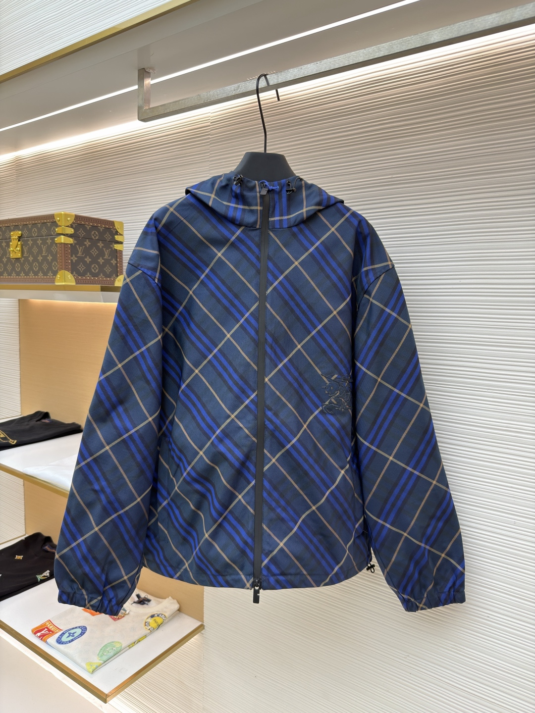 NO:849144,Burberry dark blue diagonal pattern embroidered jacket ●Original version purchased and developed by 5985 ●Item No. 1684463-B70 ●Fabric high-density woven fabric ●Process positioning cutting process ●Color midnight blue ●Fit-fitting version ●Weight approximately 655 grams ●Size M-3XL  ●Describe the high-density woven fabric woven from polyester fiber. It has specific high-strength, anti-wrinkle and quick-drying characteristics. The high-density weave increases its durability and windproofness, has excellent breathability, and presents a subtle texture on the surface. The fabric characteristics make the appearance more crisp, the color is saturated, and the texture is improved. Use positioning cutting machine equipment to accurately cut fabrics, and improve the overall quality through optical positioning and mechanical positioning. Ensure that every product meets the high standards of alignment. During the sewing process, the master  It will always ensure that each piece of fabric can be aligned after being linked, which also greatly increases the process time. The CAD plate making system is used to preset the physical embroidery area and the laser area, and the high-precision war horse embroidery of nearly 9,000 stitches is formed through the 1000rpm needle speed of the embroidery machine. The laser cutting process is then used to accurately remove the base fabric at the embroidery edge area. The ±0.1mm laser accuracy makes the embroidery smooth and without burrs. The overall line routing is straight and delicate, the fabric is comfortable and soft, and the color is consistent and without color difference.  It can be matched with the same style to create a fashionable look, and can be used in various occasions. Customized accessories, complete with three standards, same style for men and women!  ,,burberry,jackets & coats,19860909Burberry 深蓝色斜格纹饰刺绣夹克 ●原版5985购入开发 ●货号1684463-B70 ●面料高密梭织面料 ●工艺定位裁床工艺 ●颜色午夜蓝 ●版型合身版型 ●克重约655克 ●尺码M-3XL ●描述选用聚酯纤维编织而成的高密度梭织面料.其本身具体高强度,抗皱和快干的特性,高密织法增加其耐用性和防风性,透气性俱佳,表面呈现细微的纹理.面料特性使外观更挺括,色彩饱和,提升质感.使用定位裁床设备进行精准裁剪布料,通过光学定位和机械定位提高整体质量.确保每一件产品都符合对位对格的高标准.缝纫过程中,师傅会时刻保证每一片面料链接之后能对位对格,这样也大大增加了工序时长.采用CAD制版系统预设实体绣区域和激光区域,通过绣花机1000rpm针速形成近9000针的高精度战马刺绣.再使用激光切割工艺,在绣花边缘区域精准移除底布面料,±0.1mm的激光精度使绣体平滑无毛边.整体走线平直细腻,面料舒适柔软,颜色一致无色差 能与同款搭配营造时尚造型,驾驭各种场合,定制辅料,三标齐全,男女同款！,,burberry,jackets & coats,,Men's clothing