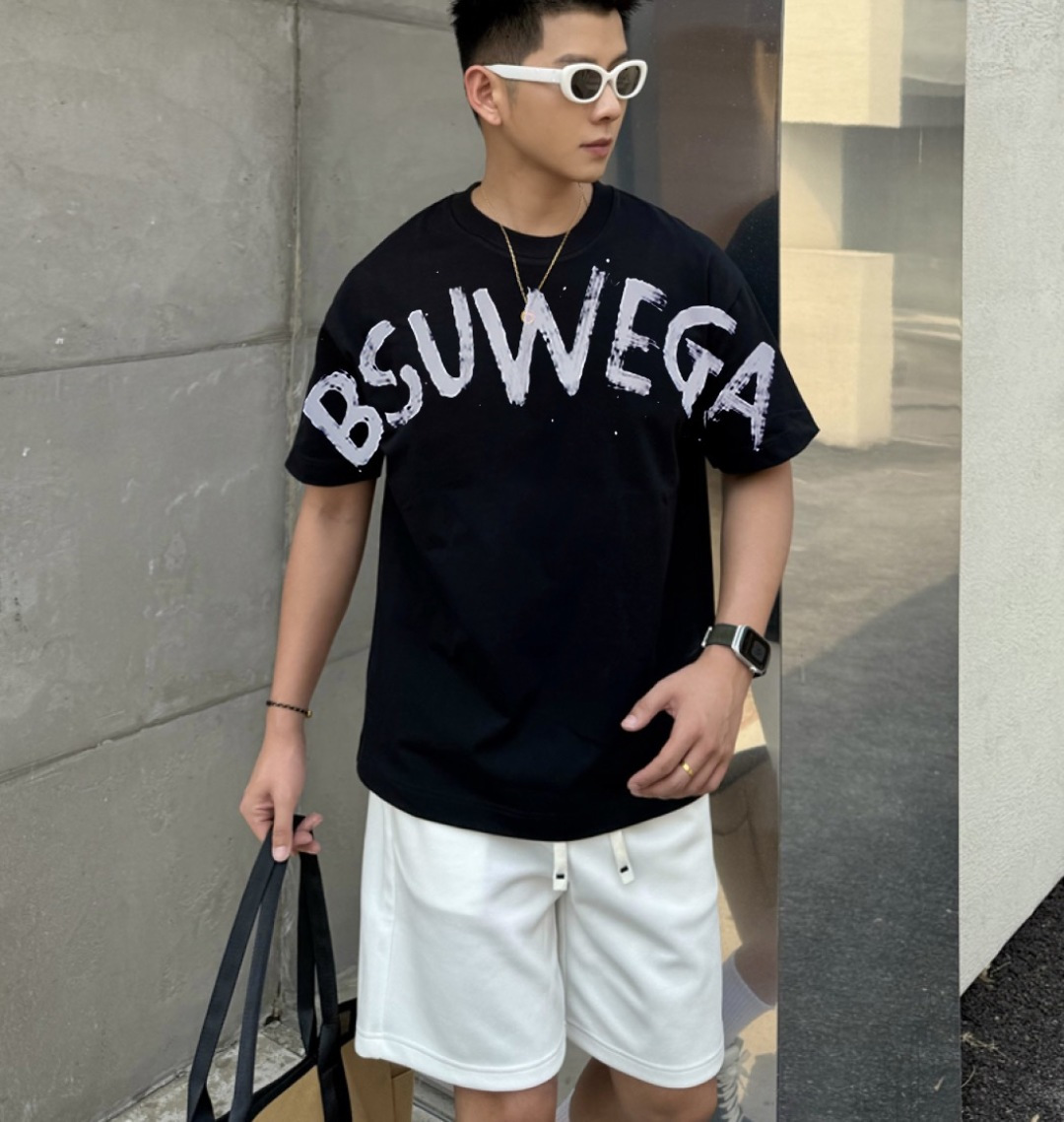 NO:451273,Paris 2025 spring and summer new short-sleeved T-shirt 300g heavy cotton letter logo color black white S M L XL XXL,,T-shirt,tees,t-shirt,alexander wang19860909巴黎 2025春夏新款短袖T恤 300克重磅纯棉字母Logo 颜色黑色 白色 码数S M L XL XXL,,T-shirt,tees，t-shirt,alexander wang,Men's clothing