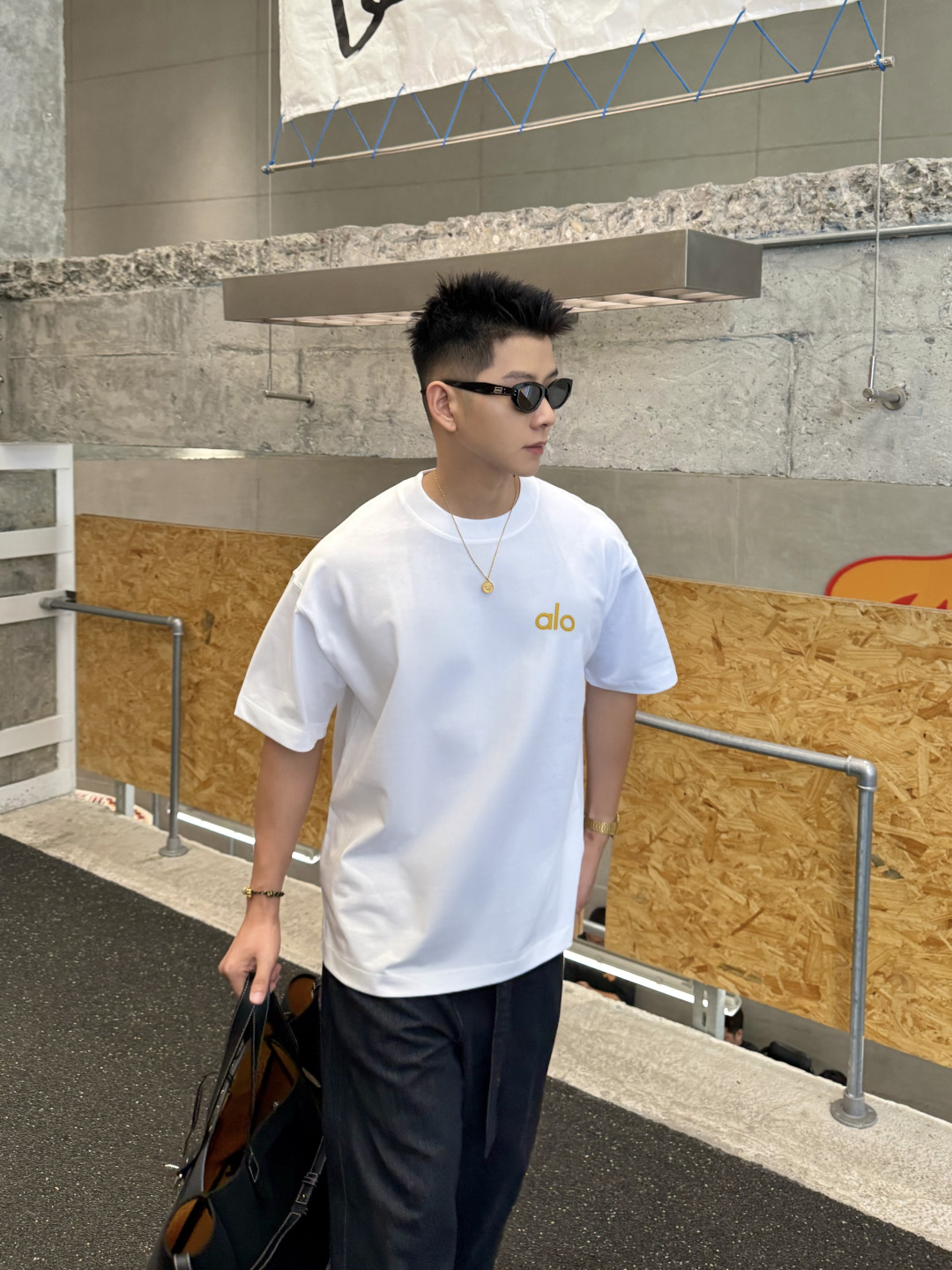 NO:470414,alo 2025 spring and summer new short-sleeved T-shirt 300g heavy cotton letter logo color black white S M L XL XXL,,T-shirt,tees,t-shirt,alexander wang19860909alo 2025春夏新款短袖T恤 300克重磅纯棉字母Logo 颜色黑色 白色 码数S M L XL XXL,,T-shirt,tees，t-shirt,alexander wang,Men's clothing