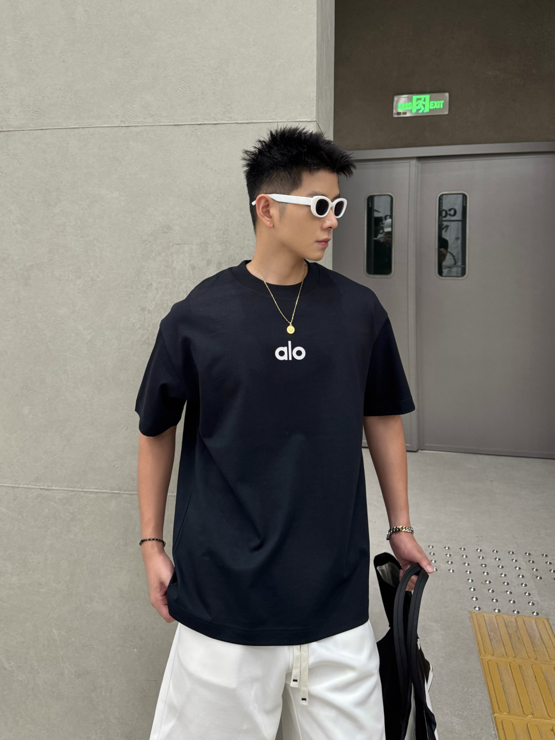 NO:470422,alo 2025 spring and summer new short-sleeved T-shirt 300g heavy cotton letter logo color black white S M L XL XXL,,T-shirt,tees,t-shirt,alexander wang19860909alo 2025春夏新款短袖T恤 300克重磅纯棉字母Logo 颜色黑色 白色 码数S M L XL XXL,,T-shirt,tees，t-shirt,alexander wang,Men's clothing