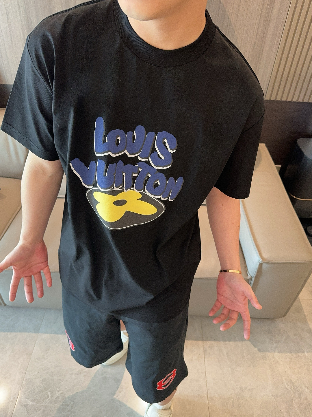 P70 LOUIS VUITTON Camiseta de manga corta con letras y flores. Con las tres etiquetas completas. Utiliza tela Sorona de…