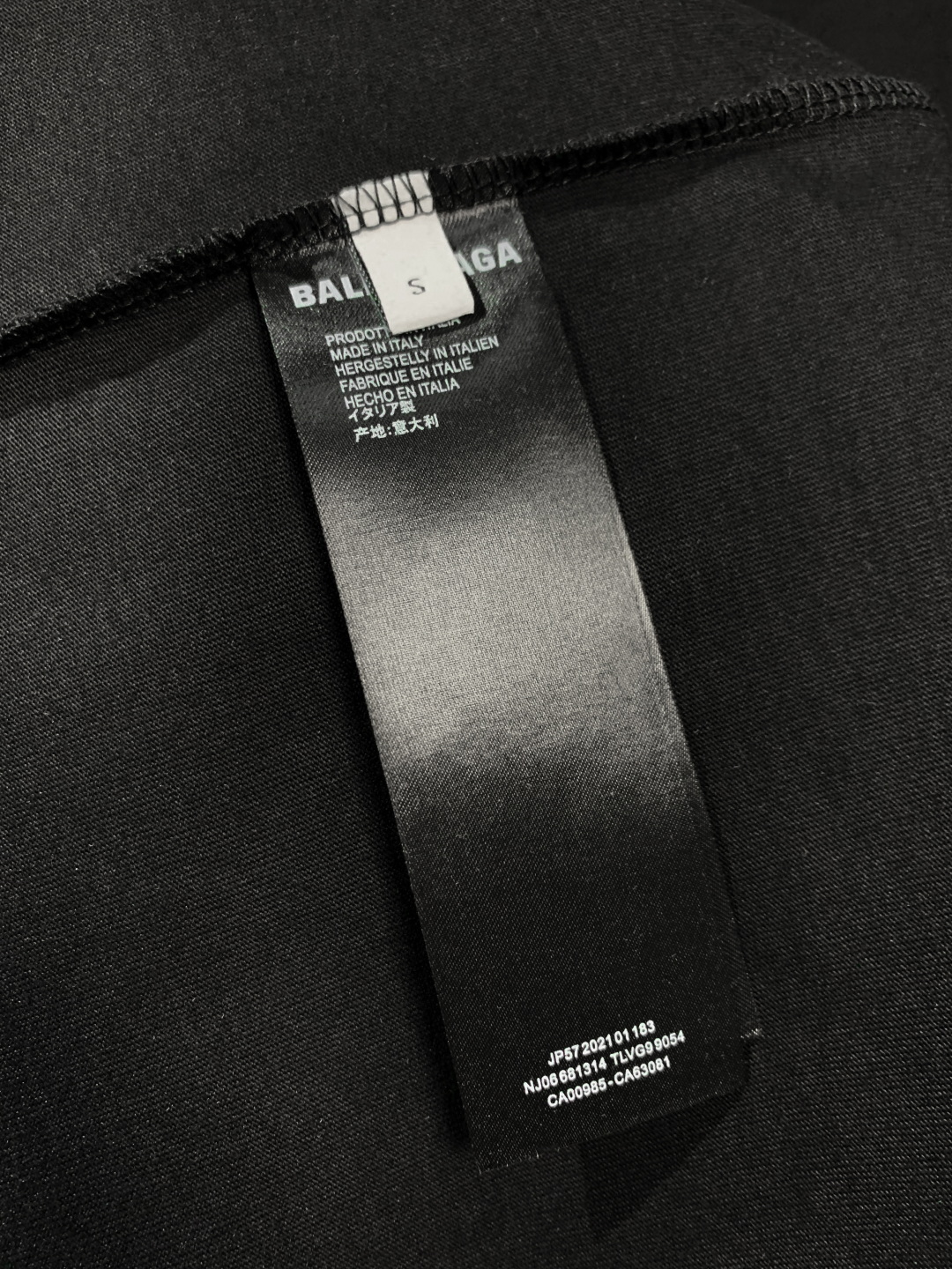💰85
高品质 
Balenciga/巴黎世家 520系列圆领短袖T恤 ，采用立体叠层烫图工艺 纯棉柔软面料，对色定染面料，超精细平网工艺，潮流感十足，定染纯棉面料，OS版型，三标齐全，男女同款。
码数XS S M L