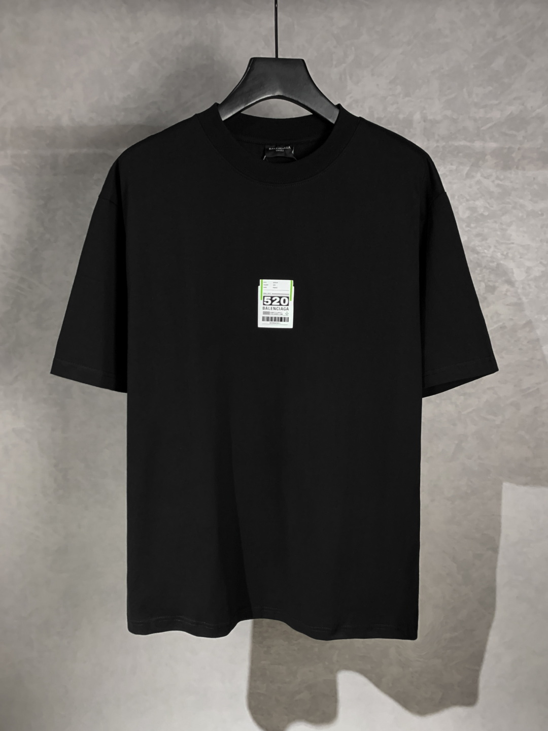 💰85
高品质 
Balenciga/巴黎世家 520系列圆领短袖T恤 ，采用立体叠层烫图工艺 纯棉柔软面料，对色定染面料，超精细平网工艺，潮流感十足，定染纯棉面料，OS版型，三标齐全，男女同款。
码数XS S M L