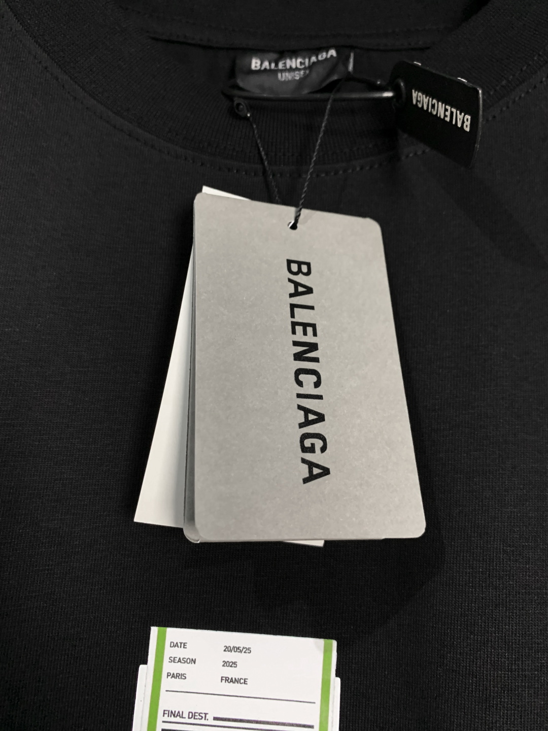 💰85
高品质 
Balenciga/巴黎世家 520系列圆领短袖T恤 ，采用立体叠层烫图工艺 纯棉柔软面料，对色定染面料，超精细平网工艺，潮流感十足，定染纯棉面料，OS版型，三标齐全，男女同款。
码数XS S M L