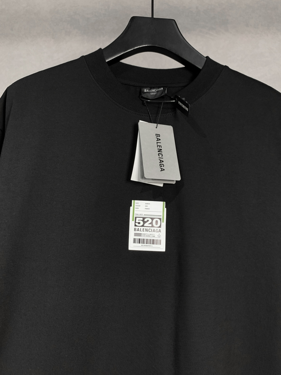 💰85
高品质 
Balenciga/巴黎世家 520系列圆领短袖T恤 ，采用立体叠层烫图工艺 纯棉柔软面料，对色定染面料，超精细平网工艺，潮流感十足，定染纯棉面料，OS版型，三标齐全，男女同款。
码数XS S M L