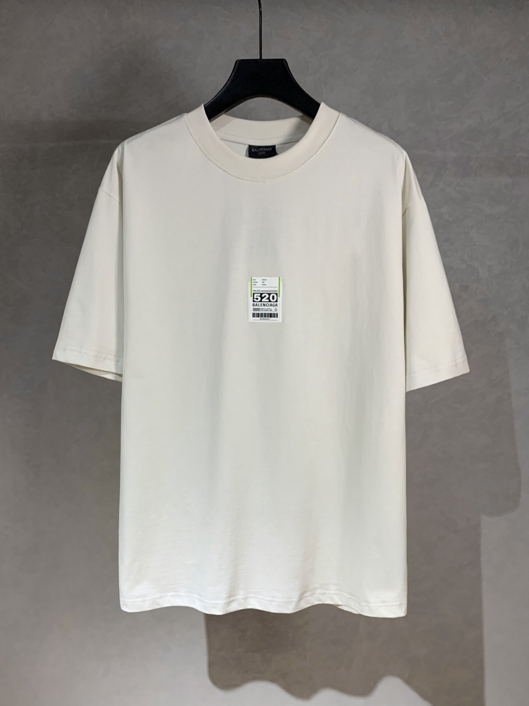 💰85
高品质 
Balenciga/巴黎世家 520系列圆领短袖T恤 ，采用立体叠层烫图工艺 纯棉柔软面料，对色定染面料，超精细平网工艺，潮流感十足，定染纯棉面料，OS版型，三标齐全，男女同款。
码数XS S M L