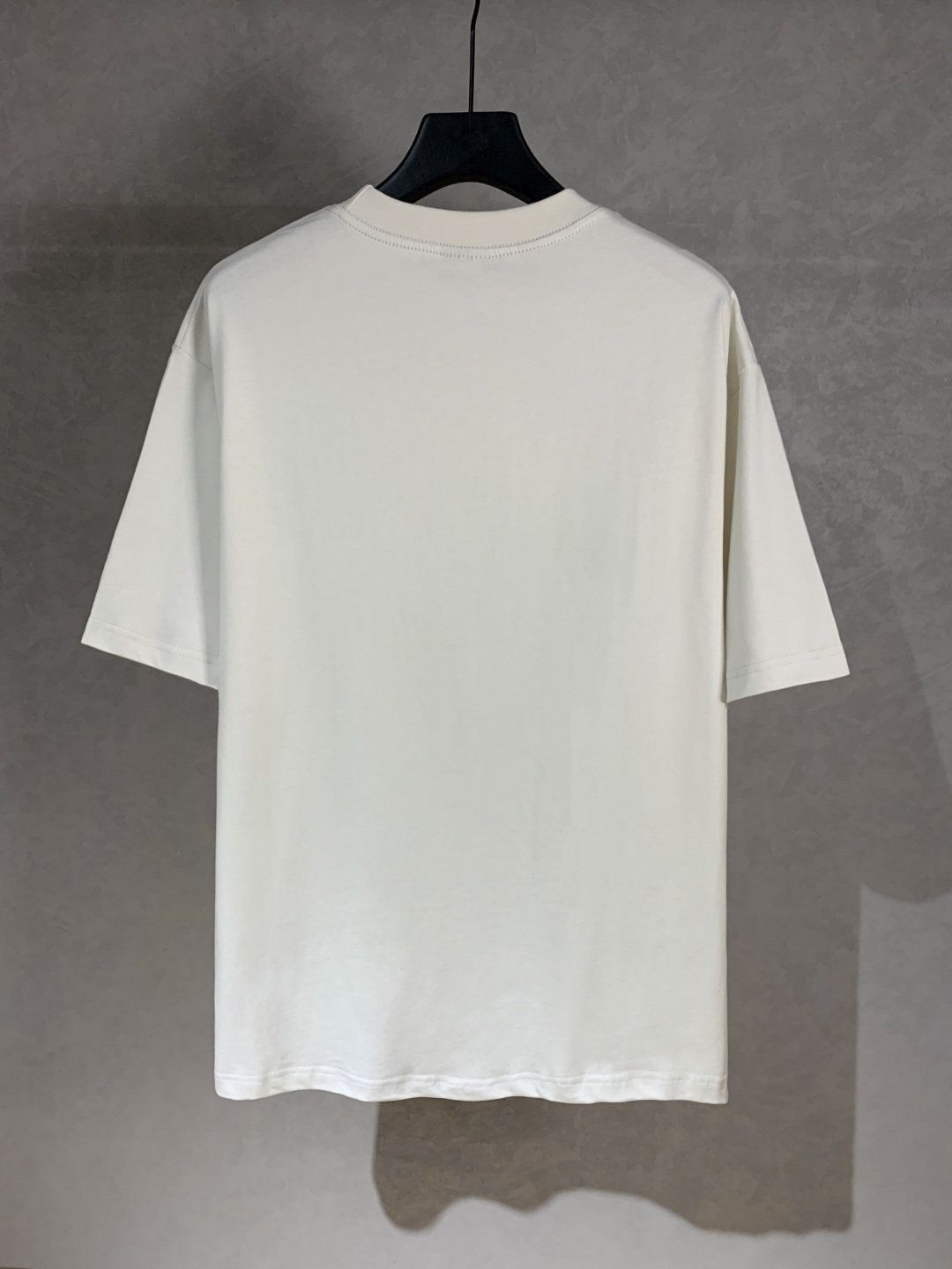 💰85
高品质 
Balenciga/巴黎世家 520系列圆领短袖T恤 ，采用立体叠层烫图工艺 纯棉柔软面料，对色定染面料，超精细平网工艺，潮流感十足，定染纯棉面料，OS版型，三标齐全，男女同款。
码数XS S M L