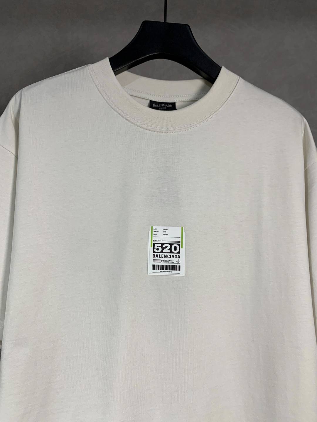 💰85
高品质 
Balenciga/巴黎世家 520系列圆领短袖T恤 ，采用立体叠层烫图工艺 纯棉柔软面料，对色定染面料，超精细平网工艺，潮流感十足，定染纯棉面料，OS版型，三标齐全，男女同款。
码数XS S M L
