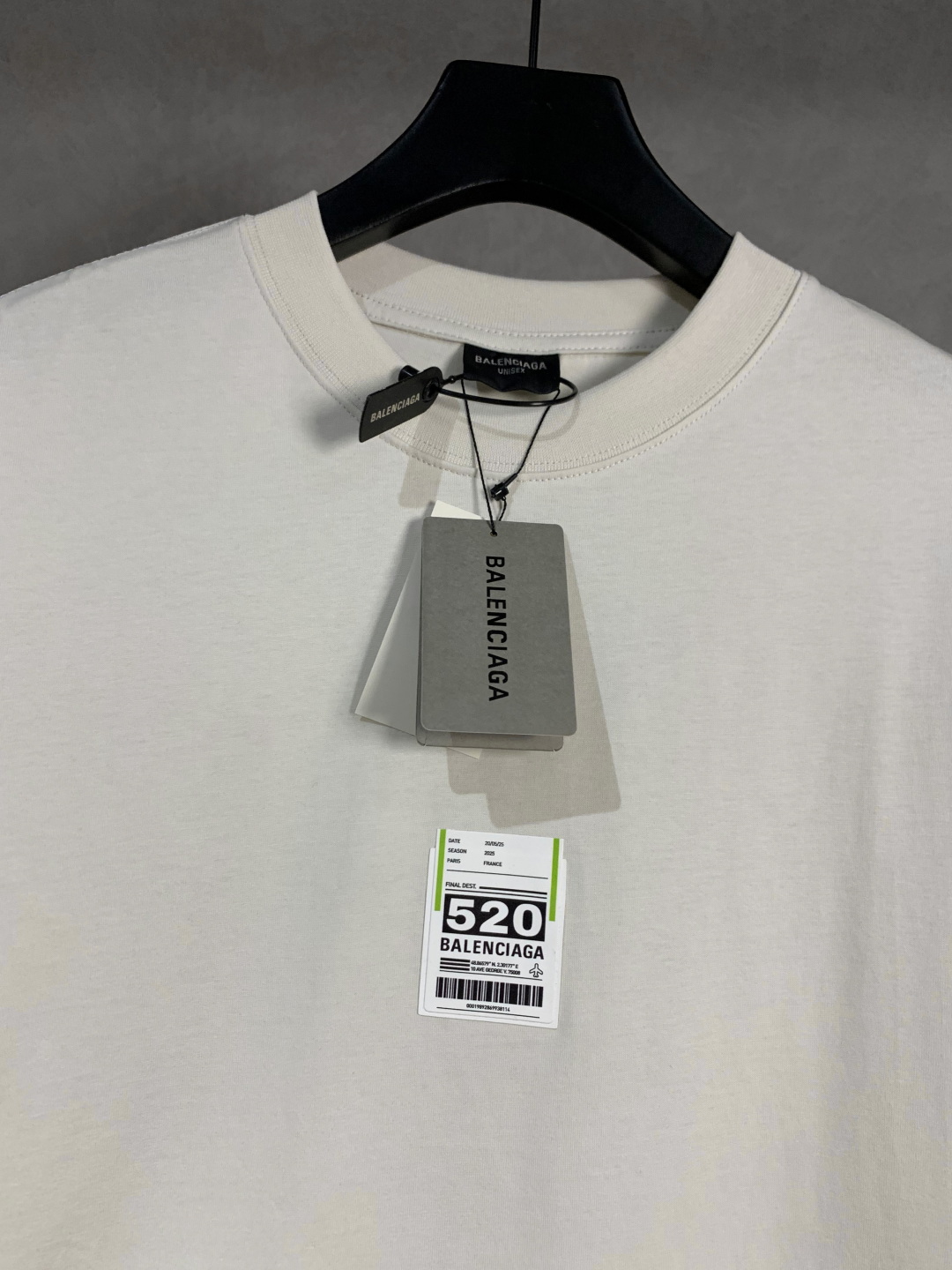 💰85
高品质 
Balenciga/巴黎世家 520系列圆领短袖T恤 ，采用立体叠层烫图工艺 纯棉柔软面料，对色定染面料，超精细平网工艺，潮流感十足，定染纯棉面料，OS版型，三标齐全，男女同款。
码数XS S M L