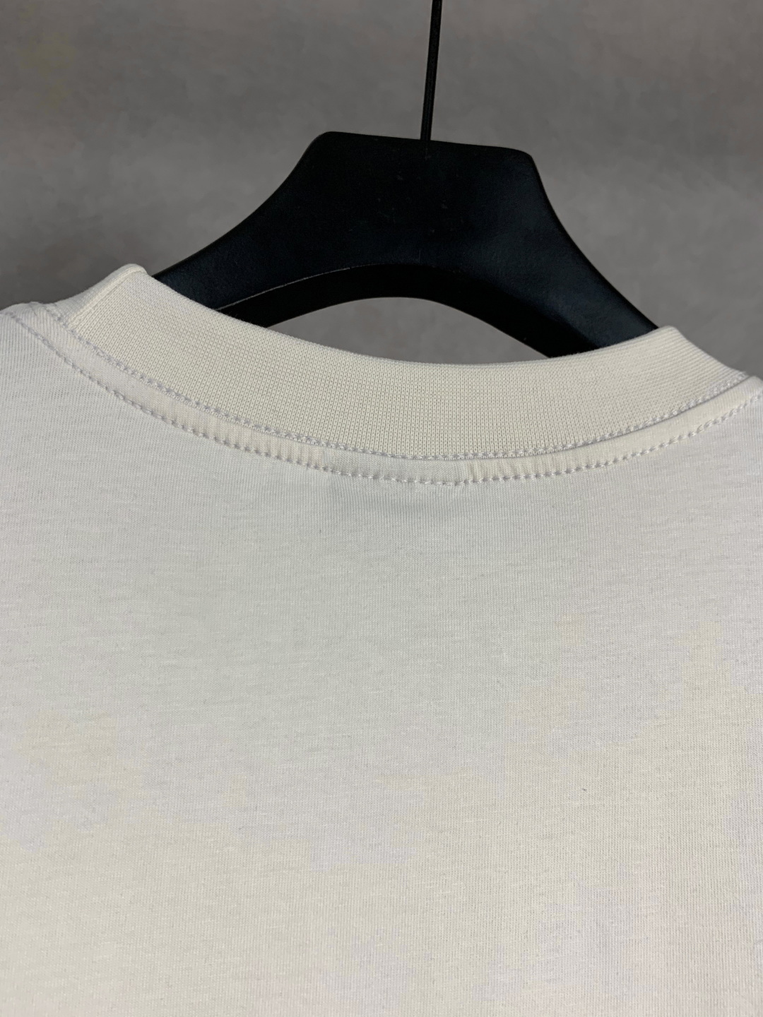 💰85
高品质 
Balenciga/巴黎世家 520系列圆领短袖T恤 ，采用立体叠层烫图工艺 纯棉柔软面料，对色定染面料，超精细平网工艺，潮流感十足，定染纯棉面料，OS版型，三标齐全，男女同款。
码数XS S M L