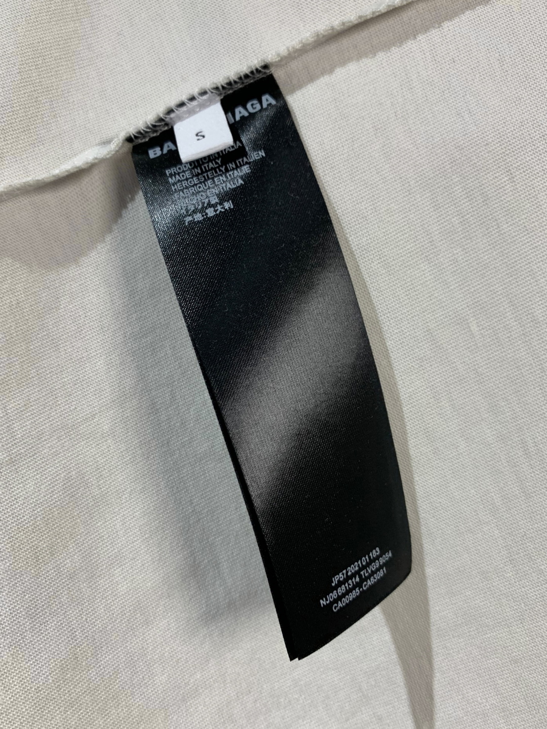 💰85
高品质 
Balenciga/巴黎世家 520系列圆领短袖T恤 ，采用立体叠层烫图工艺 纯棉柔软面料，对色定染面料，超精细平网工艺，潮流感十足，定染纯棉面料，OS版型，三标齐全，男女同款。
码数XS S M L