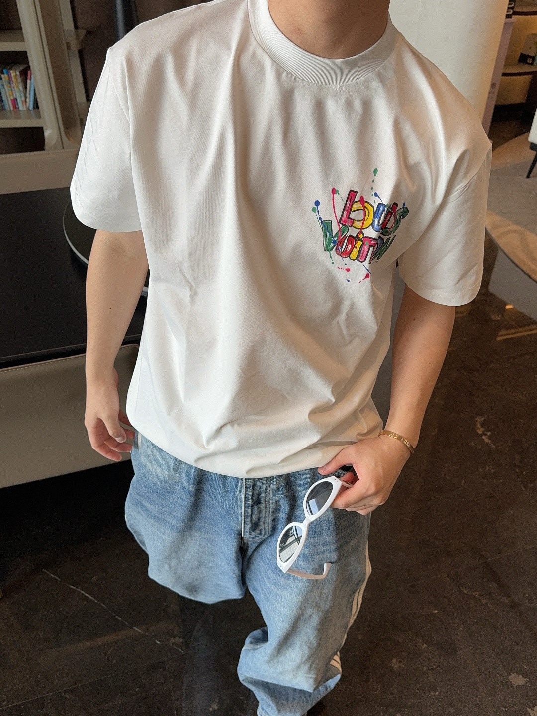 P70 LOUIS VUITTON/Louis Vuitton Camiseta de manga corta con logo pintado a mano y grafitis, con las tres etiquetas comp…
