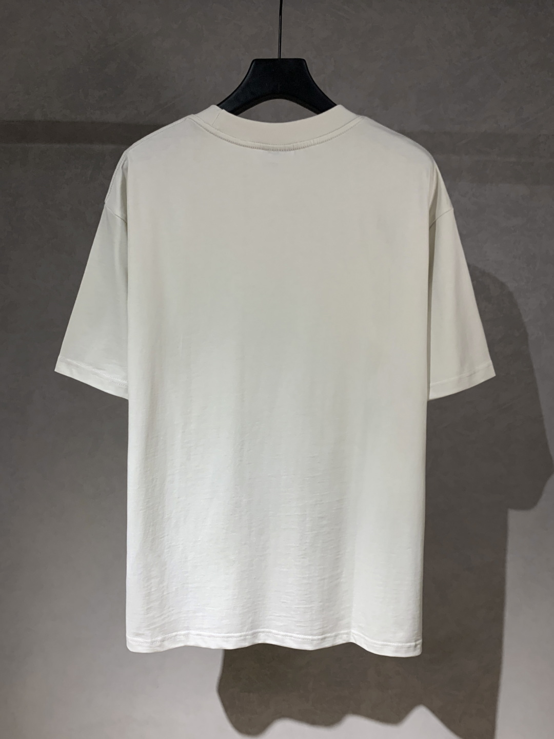💰90
高品质 
Balenciga/巴黎世家 手绘麦穗图案圆领短袖T恤 ，采用手绘麦穗图案 纯棉柔软面料，对色定染面料，超精细平网工艺，潮流感十足，定染纯棉面料，OS版型，三标齐全，男女同款。
码数XS S M L