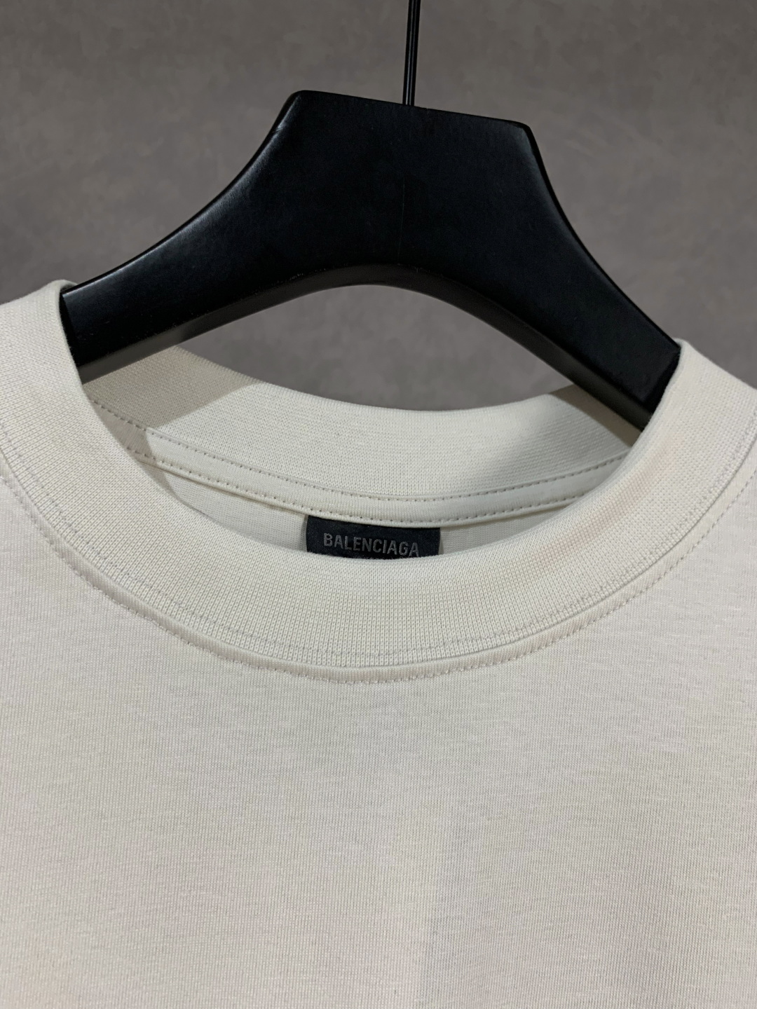 💰90
高品质 
Balenciga/巴黎世家 手绘麦穗图案圆领短袖T恤 ，采用手绘麦穗图案 纯棉柔软面料，对色定染面料，超精细平网工艺，潮流感十足，定染纯棉面料，OS版型，三标齐全，男女同款。
码数XS S M L