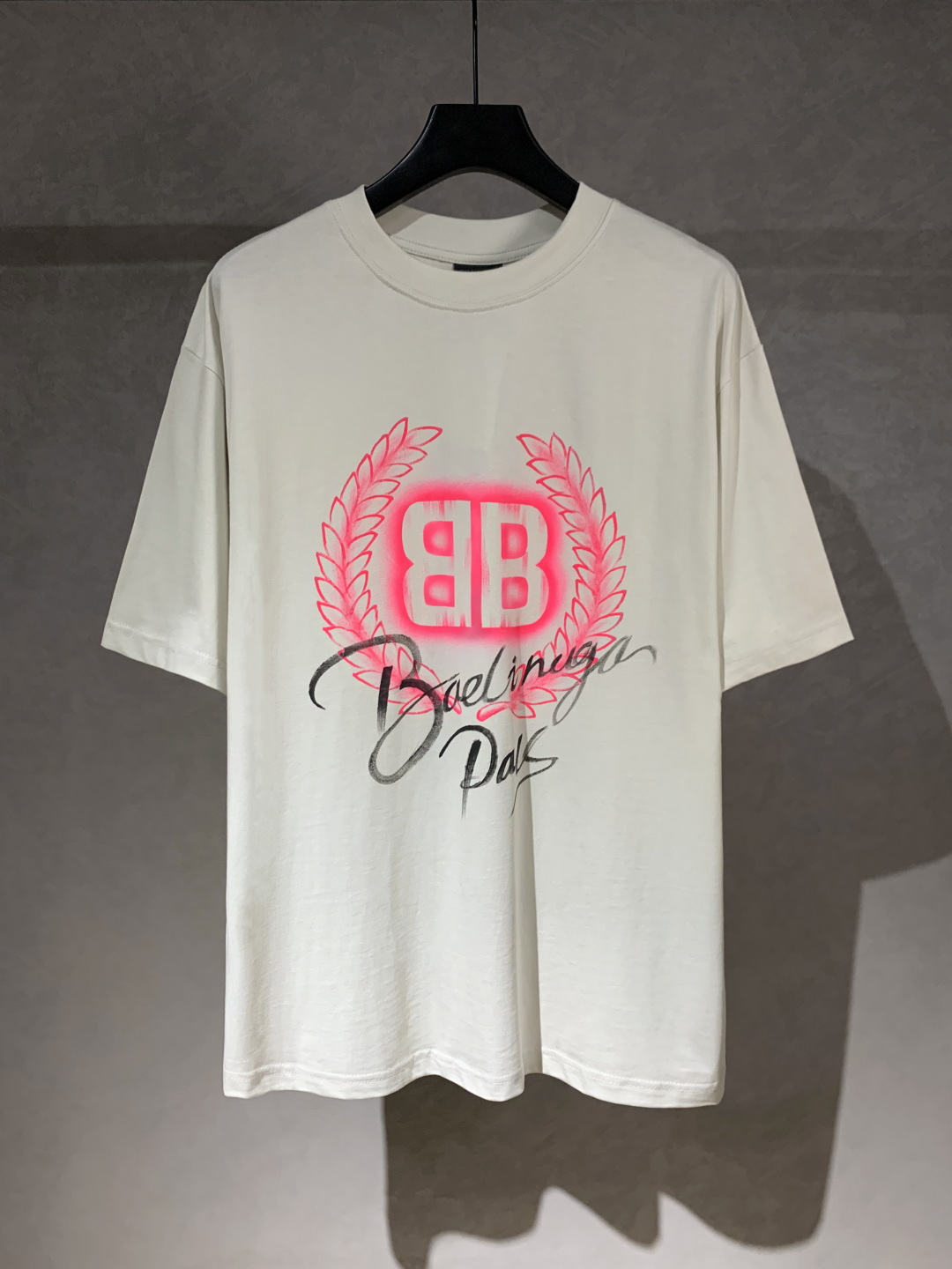 💰90
高品质 
Balenciga/巴黎世家 手绘麦穗图案圆领短袖T恤 ，采用手绘麦穗图案 纯棉柔软面料，对色定染面料，超精细平网工艺，潮流感十足，定染纯棉面料，OS版型，三标齐全，男女同款。
码数XS S M L