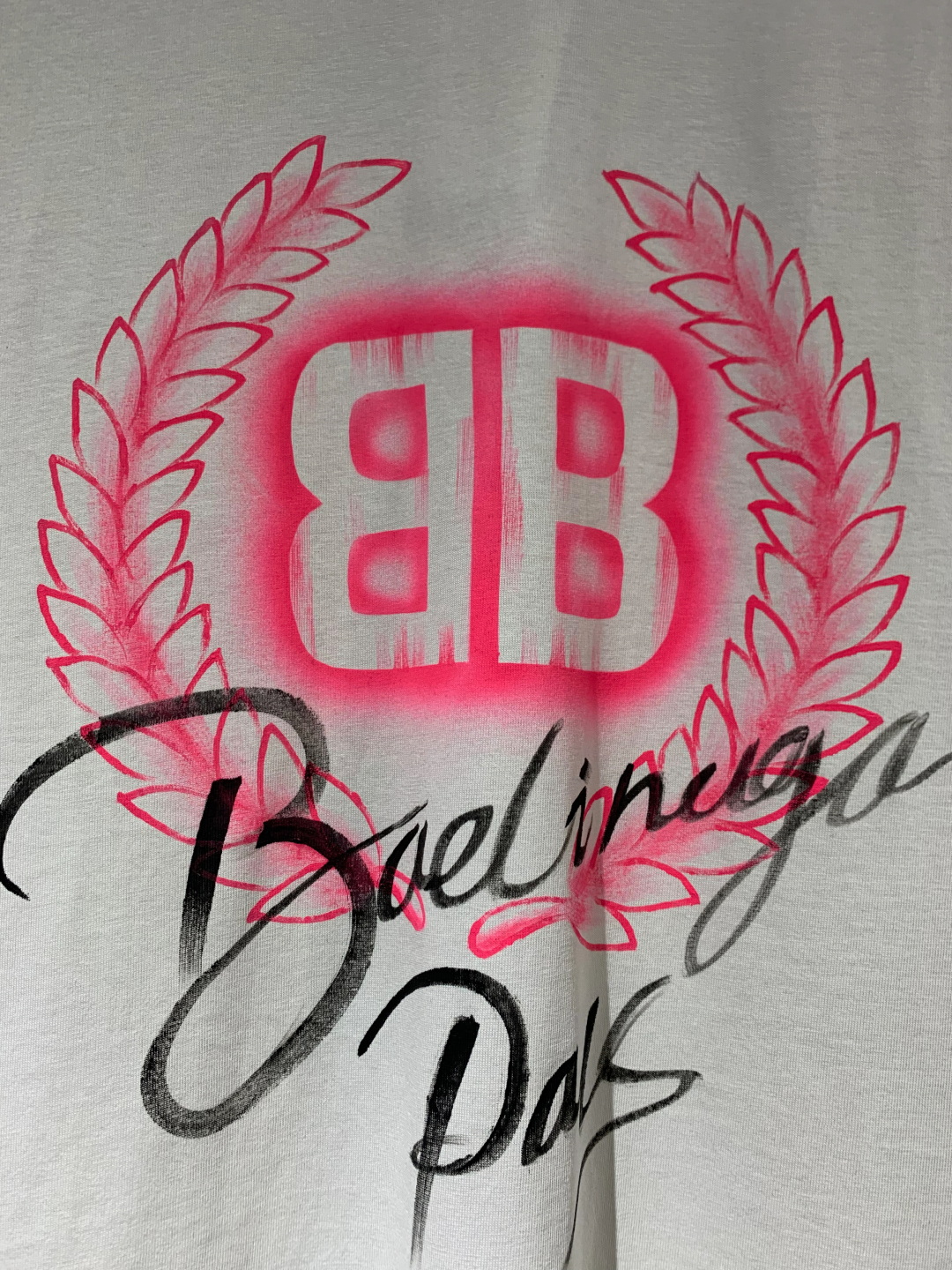 💰90
高品质 
Balenciga/巴黎世家 手绘麦穗图案圆领短袖T恤 ，采用手绘麦穗图案 纯棉柔软面料，对色定染面料，超精细平网工艺，潮流感十足，定染纯棉面料，OS版型，三标齐全，男女同款。
码数XS S M L