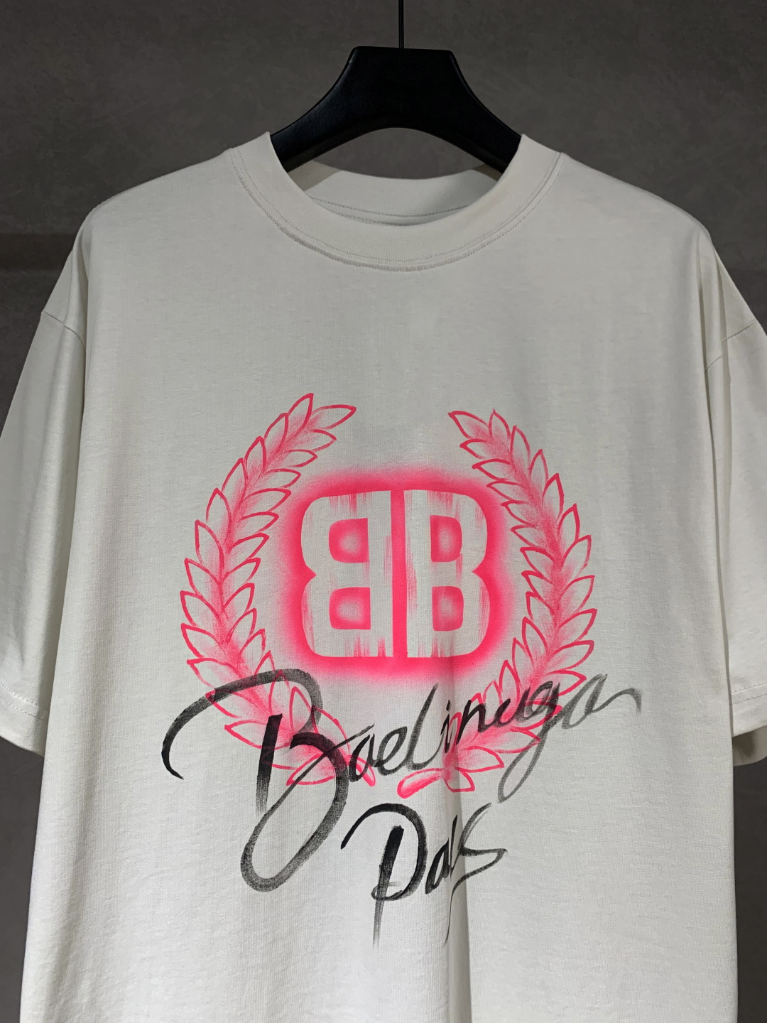 💰90
高品质 
Balenciga/巴黎世家 手绘麦穗图案圆领短袖T恤 ，采用手绘麦穗图案 纯棉柔软面料，对色定染面料，超精细平网工艺，潮流感十足，定染纯棉面料，OS版型，三标齐全，男女同款。
码数XS S M L