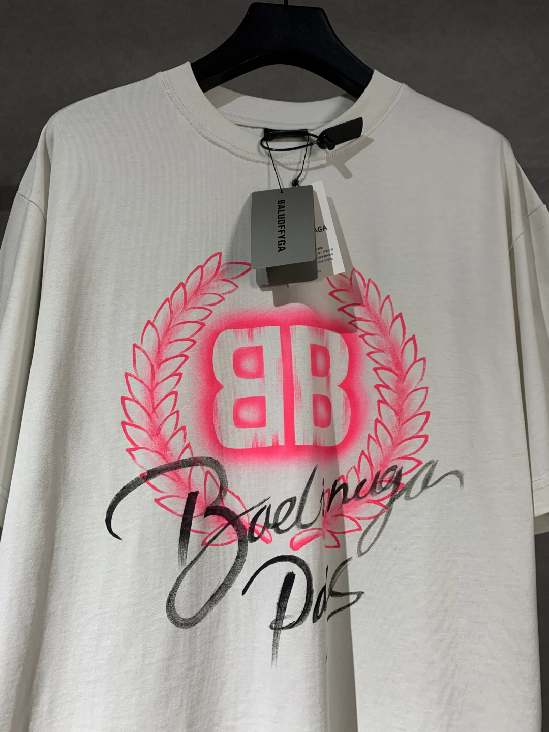💰90
高品质 
Balenciga/巴黎世家 手绘麦穗图案圆领短袖T恤 ，采用手绘麦穗图案 纯棉柔软面料，对色定染面料，超精细平网工艺，潮流感十足，定染纯棉面料，OS版型，三标齐全，男女同款。
码数XS S M L