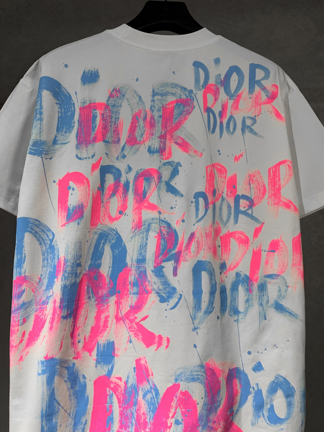 💰95
高品质
DIOR/迪奥 新款 涂鸦字母手绘圆领短袖T恤 采用数码手绘工艺，面料采用高端冰感索罗娜布料，宽松版型、全套辅料配备 面料柔软实厚 三标齐全，男女同款
码数 xs s m l