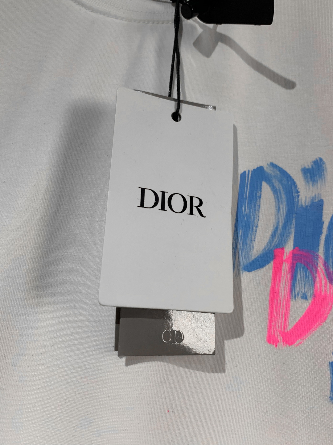 💰95
高品质
DIOR/迪奥 新款 涂鸦字母手绘圆领短袖T恤 采用数码手绘工艺，面料采用高端冰感索罗娜布料，宽松版型、全套辅料配备 面料柔软实厚 三标齐全，男女同款
码数 xs s m l