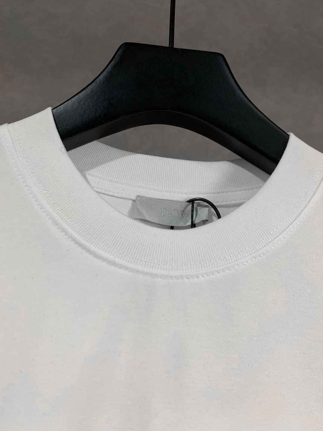 💰95
高品质
DIOR/迪奥 新款 涂鸦字母手绘圆领短袖T恤 采用数码手绘工艺，面料采用高端冰感索罗娜布料，宽松版型、全套辅料配备 面料柔软实厚 三标齐全，男女同款
码数 xs s m l