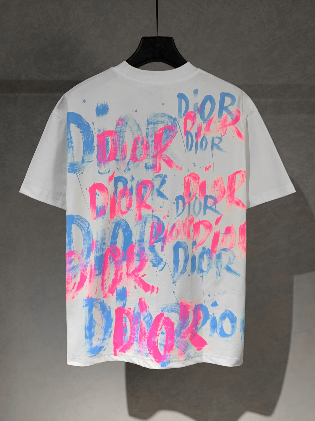 💰95
高品质
DIOR/迪奥 新款 涂鸦字母手绘圆领短袖T恤 采用数码手绘工艺，面料采用高端冰感索罗娜布料，宽松版型、全套辅料配备 面料柔软实厚 三标齐全，男女同款
码数 xs s m l