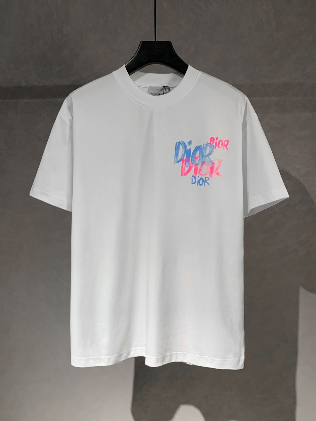 💰95
高品质
DIOR/迪奥 新款 涂鸦字母手绘圆领短袖T恤 采用数码手绘工艺，面料采用高端冰感索罗娜布料，宽松版型、全套辅料配备 面料柔软实厚 三标齐全，男女同款
码数 xs s m l