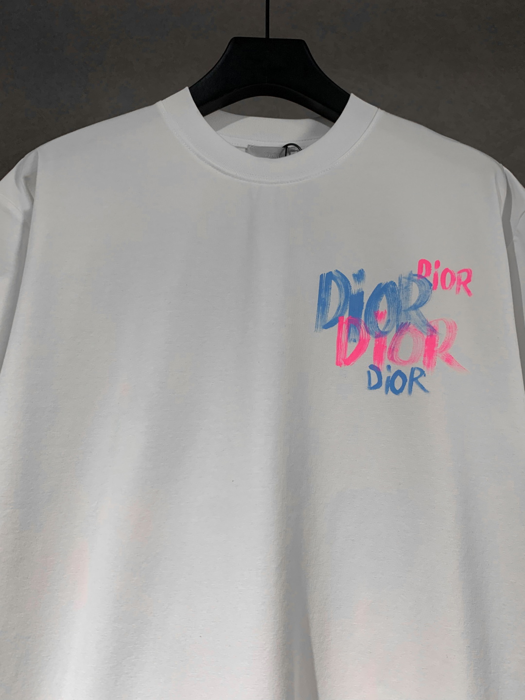 💰95
高品质
DIOR/迪奥 新款 涂鸦字母手绘圆领短袖T恤 采用数码手绘工艺，面料采用高端冰感索罗娜布料，宽松版型、全套辅料配备 面料柔软实厚 三标齐全，男女同款
码数 xs s m l