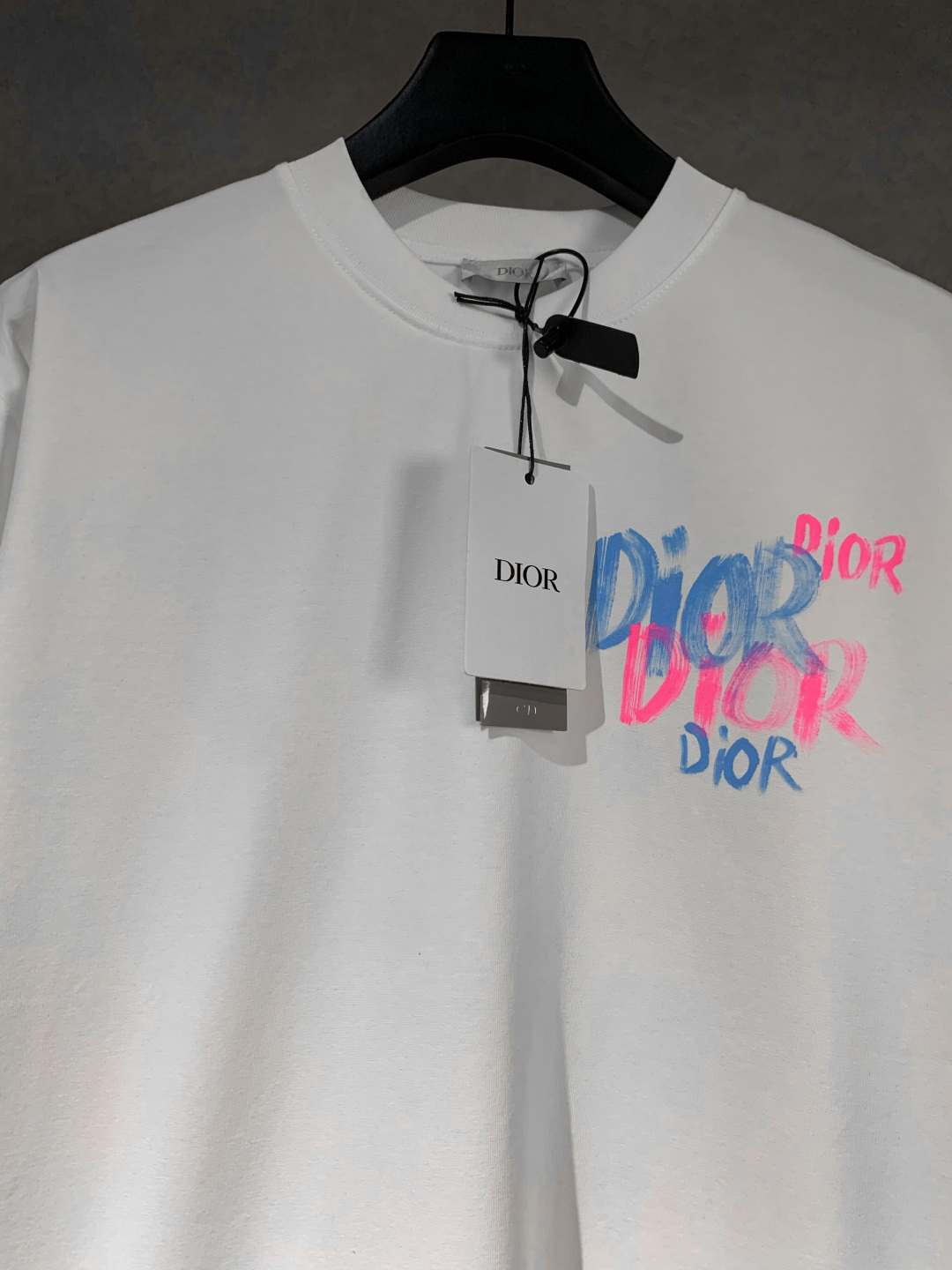 💰95
高品质
DIOR/迪奥 新款 涂鸦字母手绘圆领短袖T恤 采用数码手绘工艺，面料采用高端冰感索罗娜布料，宽松版型、全套辅料配备 面料柔软实厚 三标齐全，男女同款
码数 xs s m l