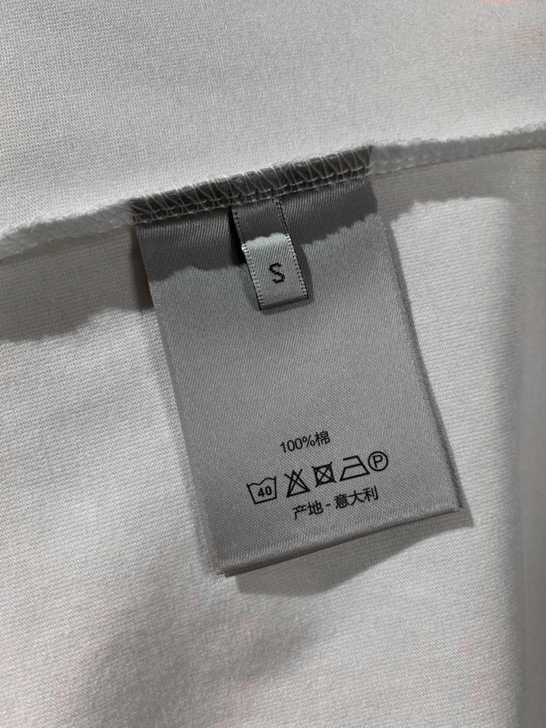 💰95
高品质
DIOR/迪奥 新款 涂鸦字母手绘圆领短袖T恤 采用数码手绘工艺，面料采用高端冰感索罗娜布料，宽松版型、全套辅料配备 面料柔软实厚 三标齐全，男女同款
码数 xs s m l