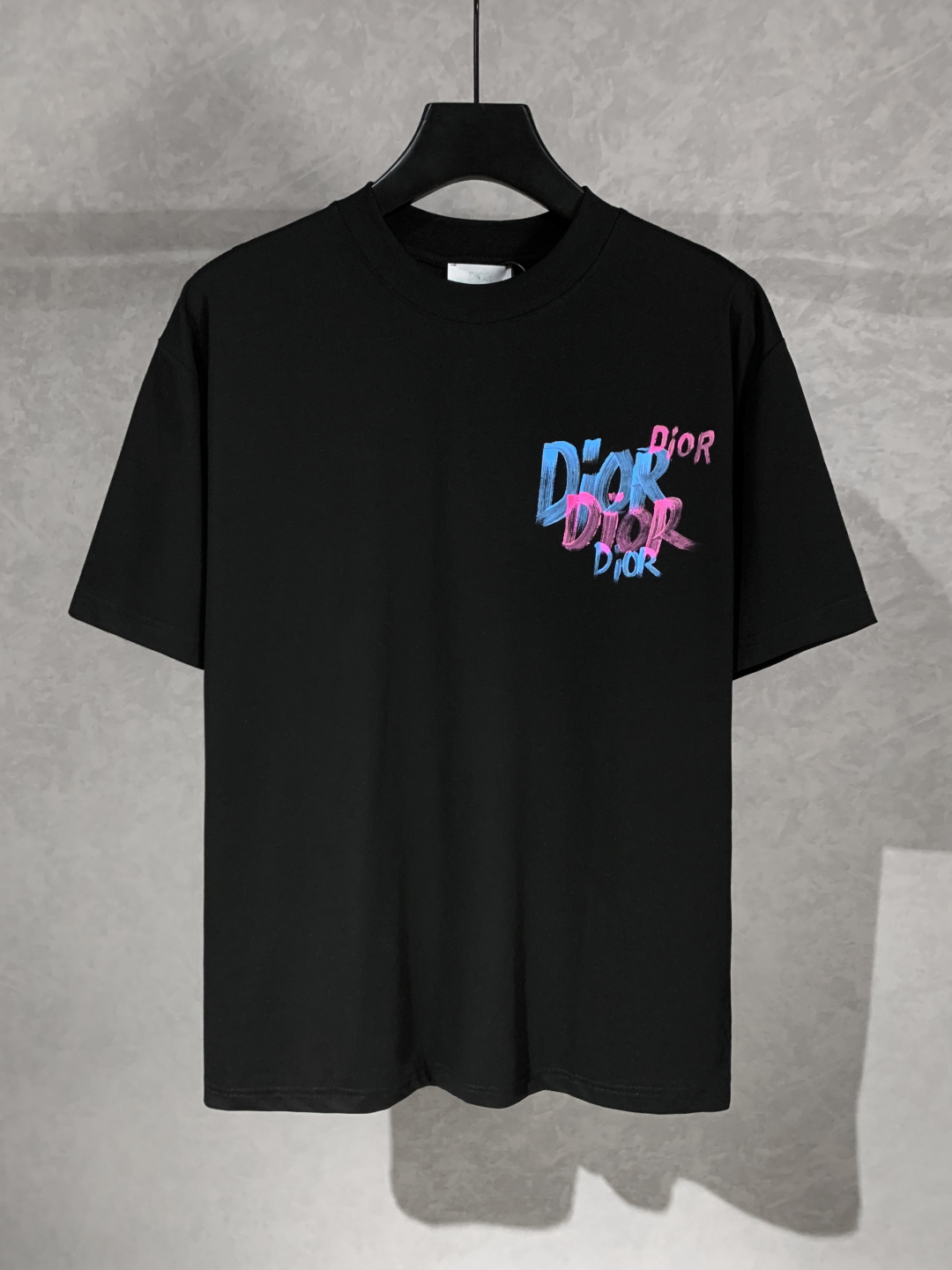 💰95
高品质
DIOR/迪奥 新款 涂鸦字母手绘圆领短袖T恤 采用数码手绘工艺，面料采用高端冰感索罗娜布料，宽松版型、全套辅料配备 面料柔软实厚 三标齐全，男女同款
码数 xs s m l