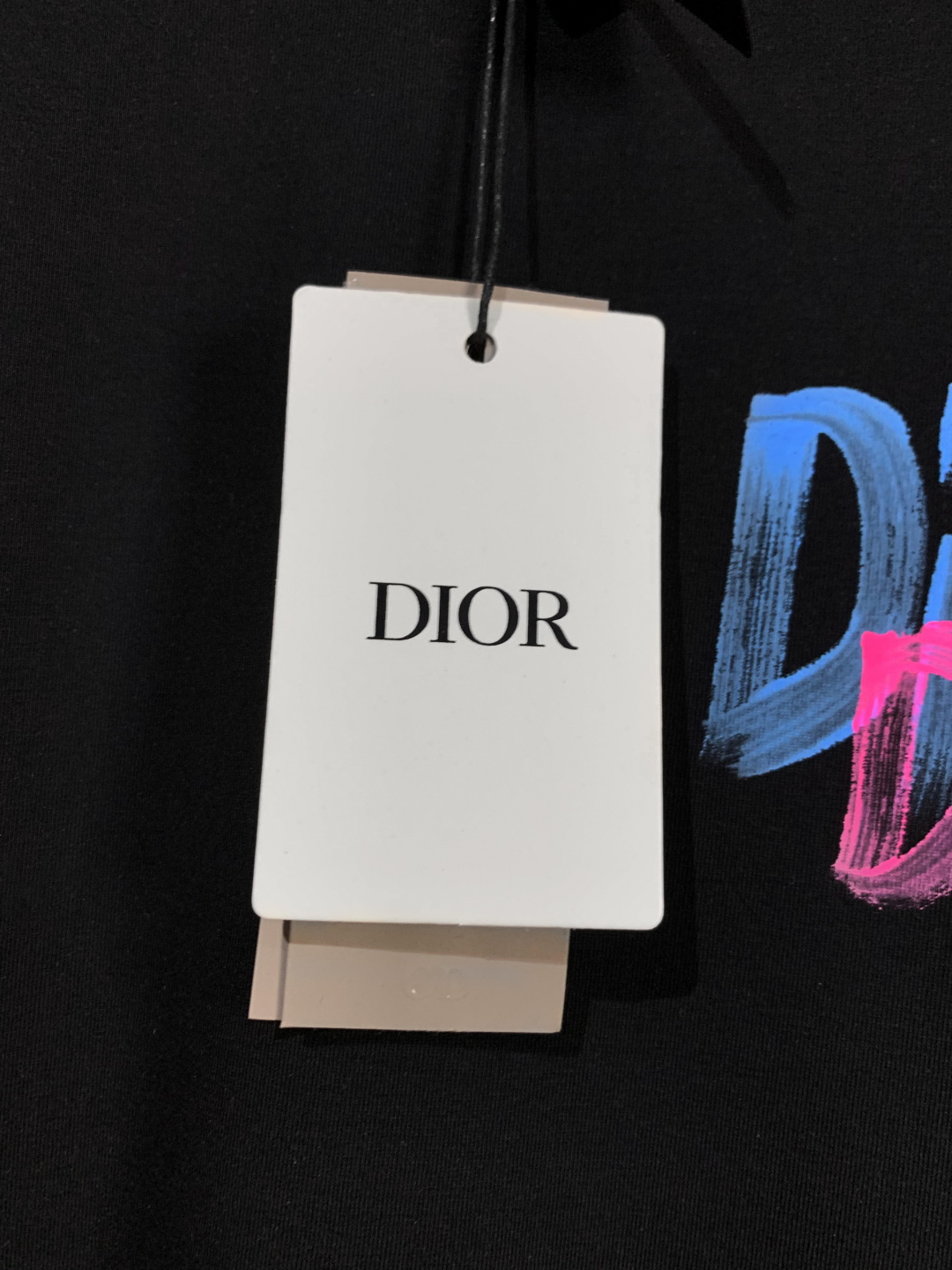 💰95
高品质
DIOR/迪奥 新款 涂鸦字母手绘圆领短袖T恤 采用数码手绘工艺，面料采用高端冰感索罗娜布料，宽松版型、全套辅料配备 面料柔软实厚 三标齐全，男女同款
码数 xs s m l