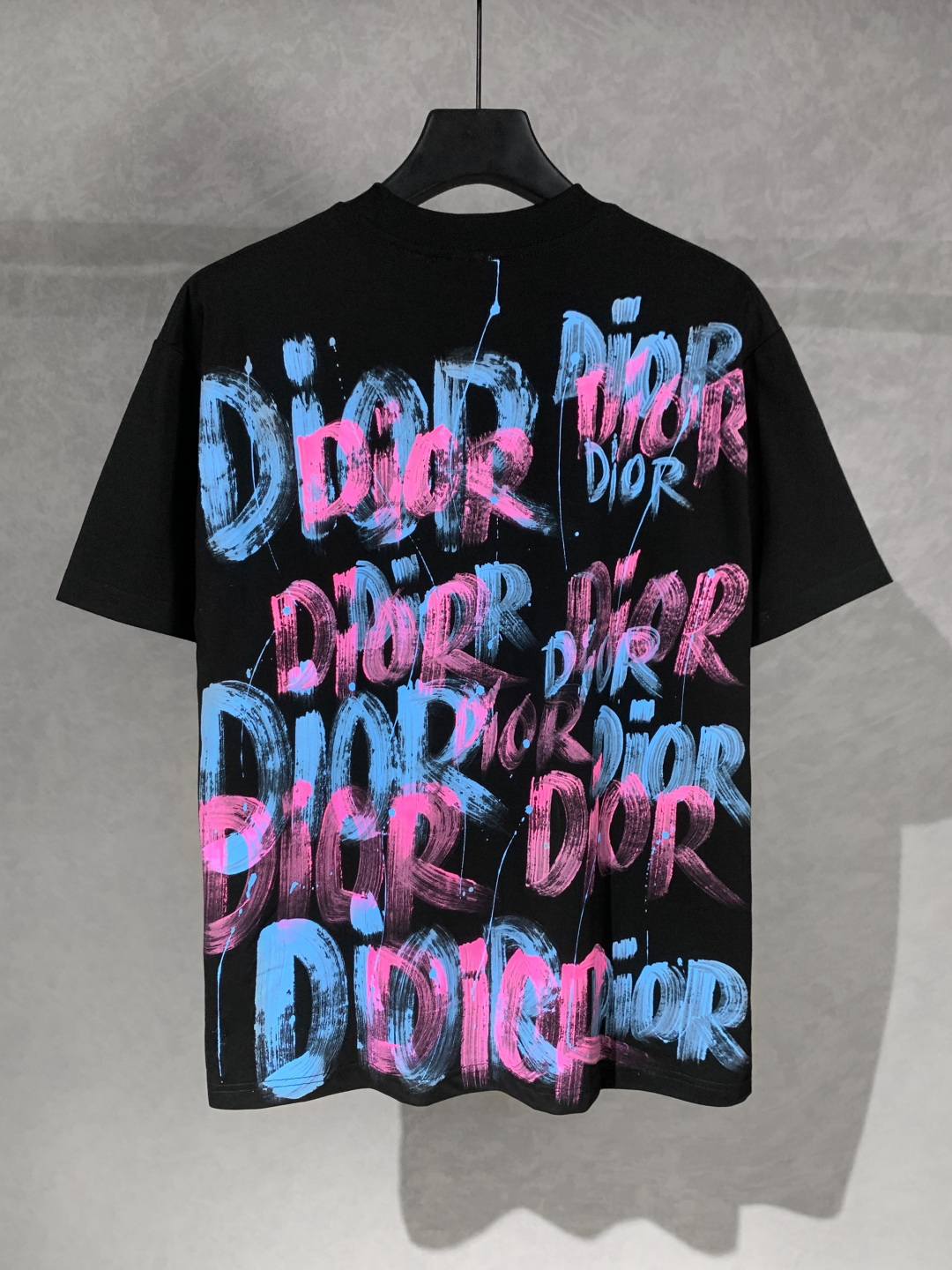 💰95
高品质
DIOR/迪奥 新款 涂鸦字母手绘圆领短袖T恤 采用数码手绘工艺，面料采用高端冰感索罗娜布料，宽松版型、全套辅料配备 面料柔软实厚 三标齐全，男女同款
码数 xs s m l